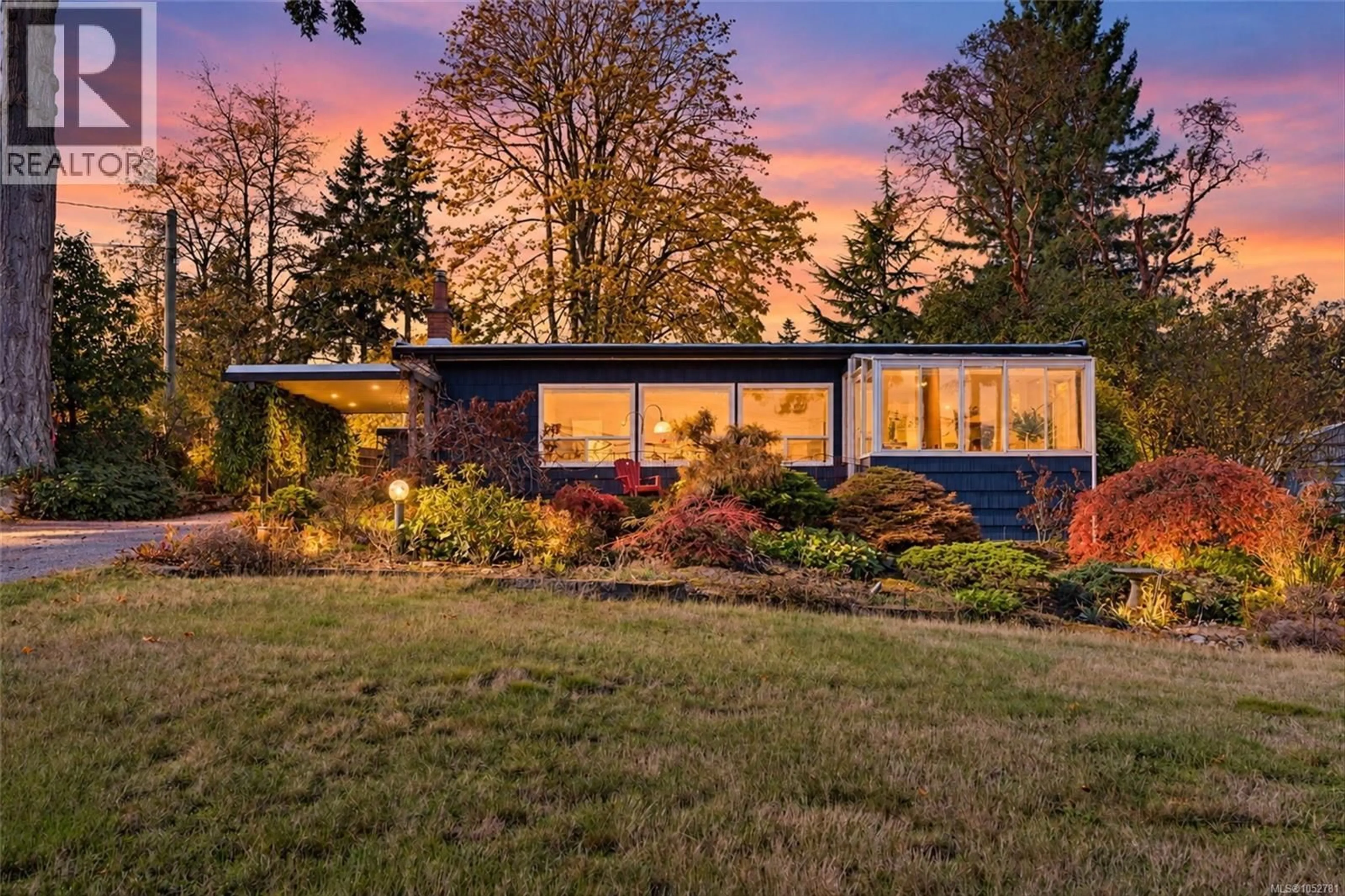 Home with vinyl exterior material, unknown for 8698 EAST SAANICH ROAD, North Saanich British Columbia V8L1H2