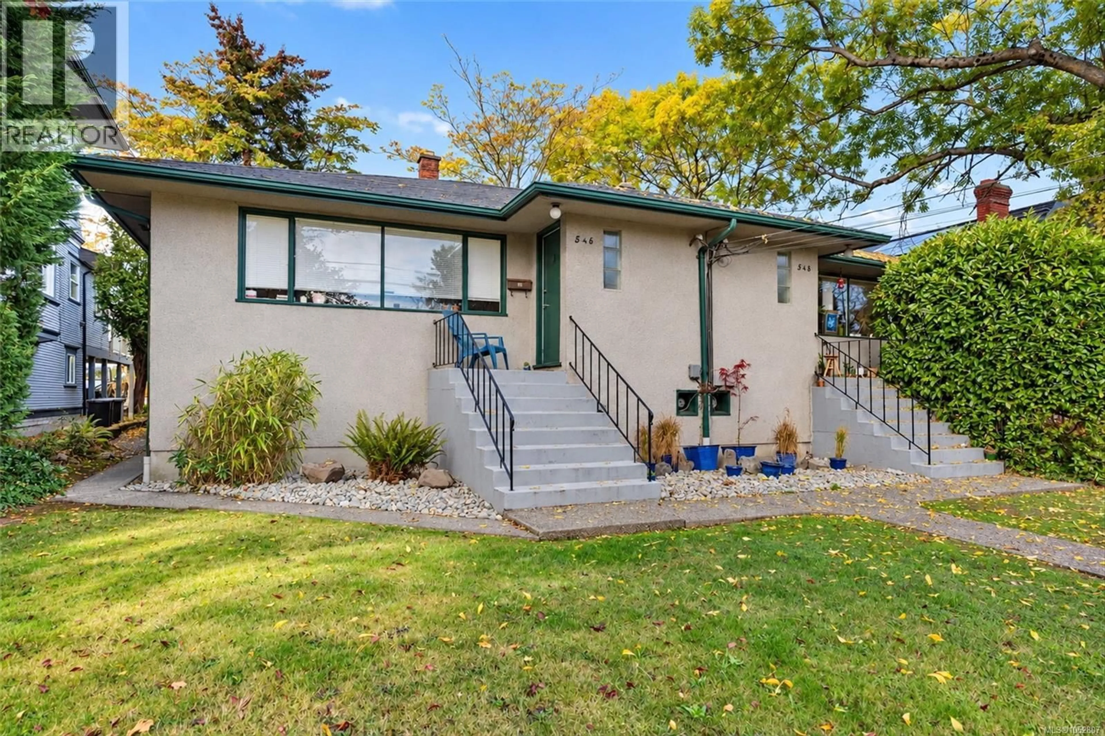 Home with vinyl exterior material, street for 546-548 LINDEN AVENUE, Victoria British Columbia V8V4G5