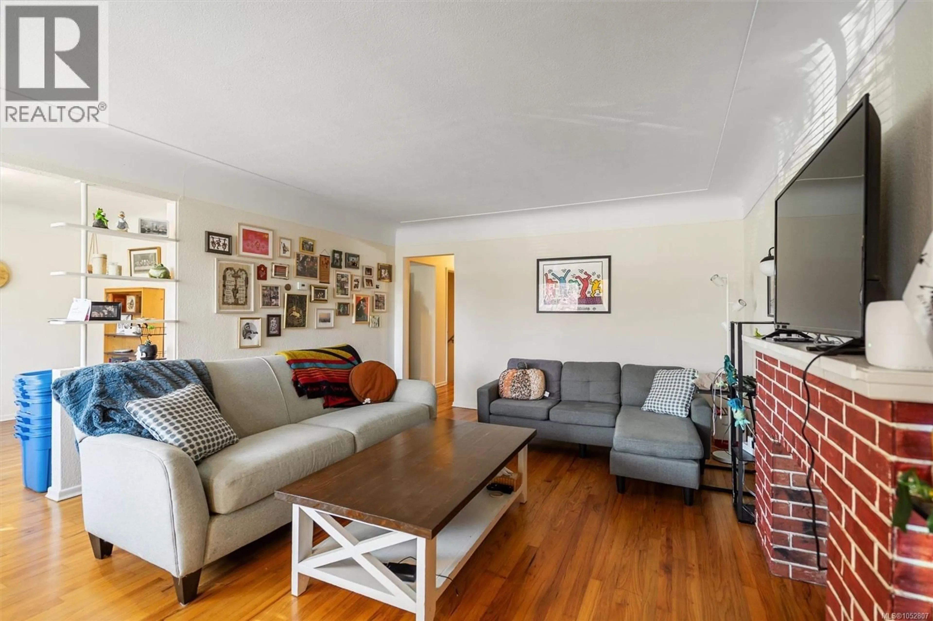Living room with furniture, wood/laminate floor for 546-548 LINDEN AVENUE, Victoria British Columbia V8V4G5