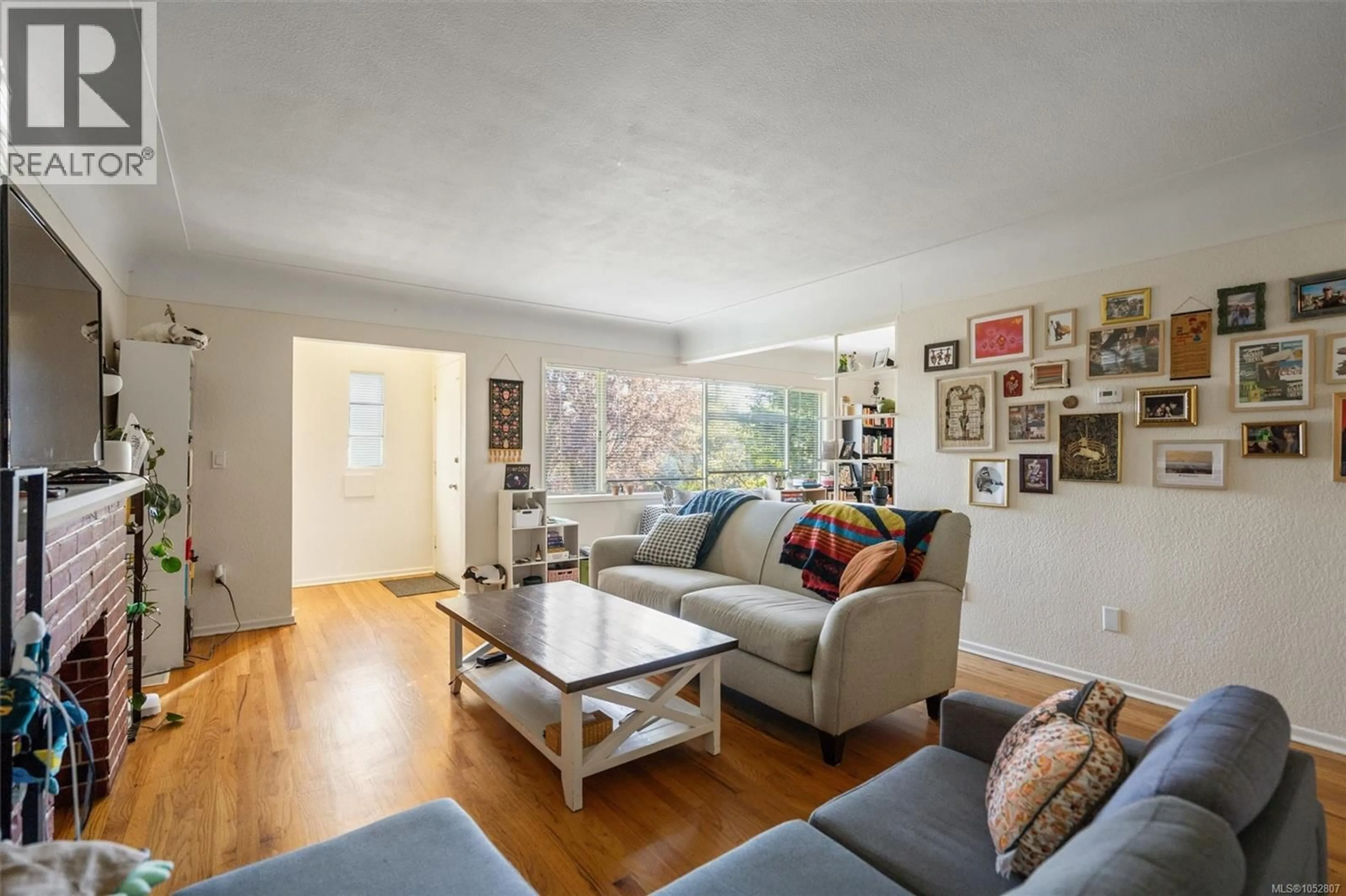 Living room with furniture, unknown for 546-548 LINDEN AVENUE, Victoria British Columbia V8V4G5