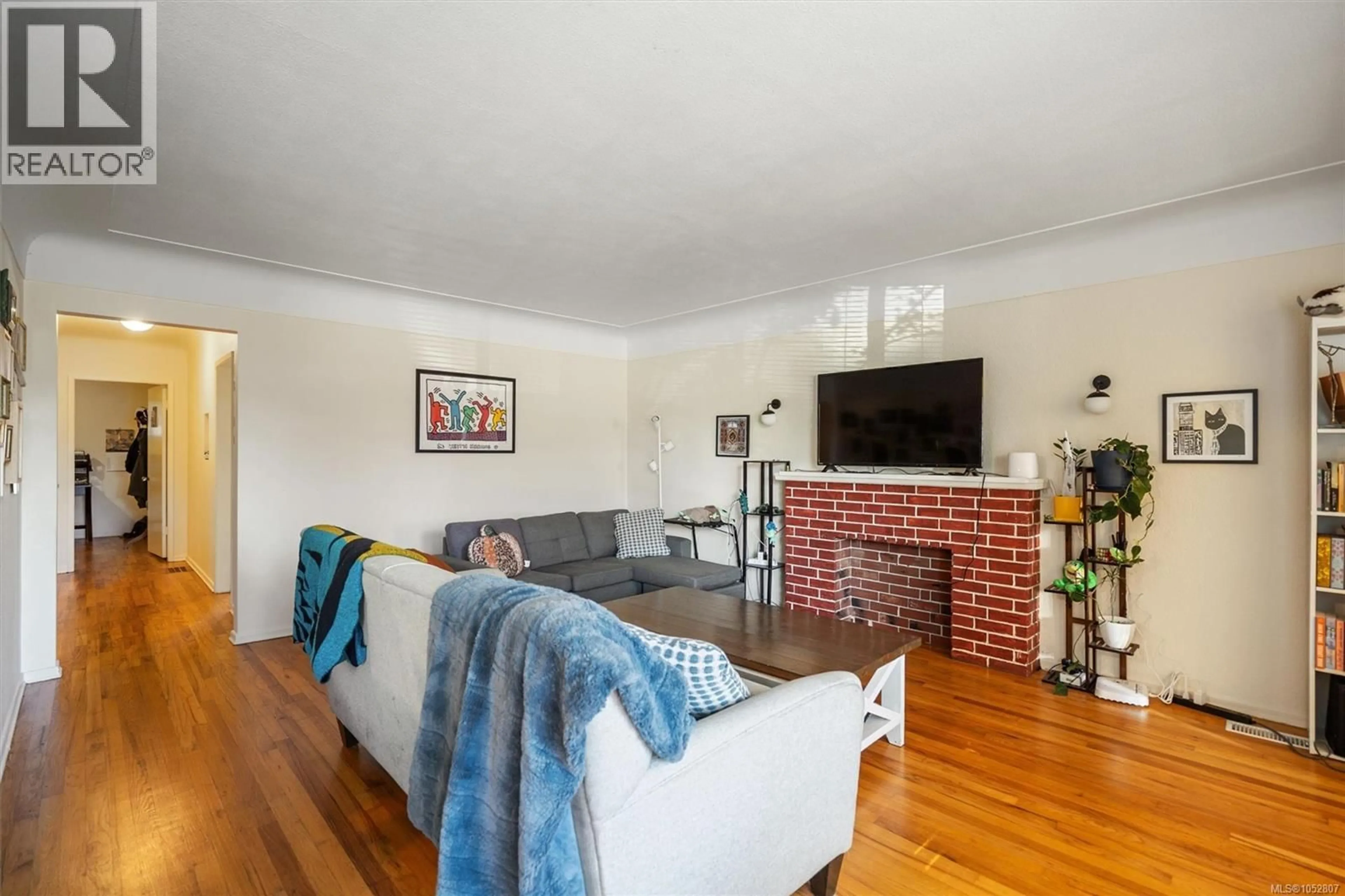Living room with furniture, wood/laminate floor for 546-548 LINDEN AVENUE, Victoria British Columbia V8V4G5
