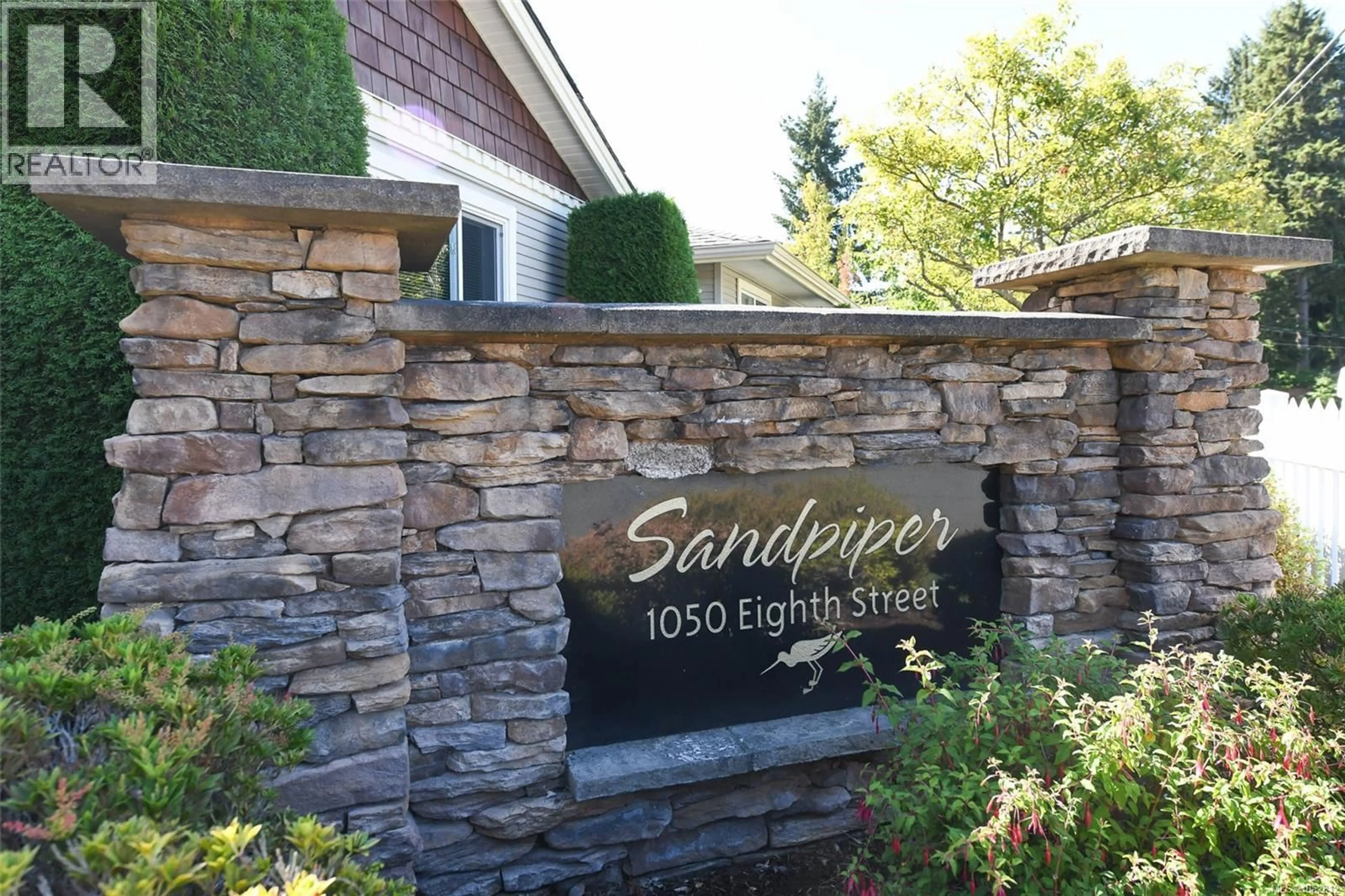 Indoor entryway for 2 - 1050 8TH STREET, Courtenay British Columbia V9N4A5