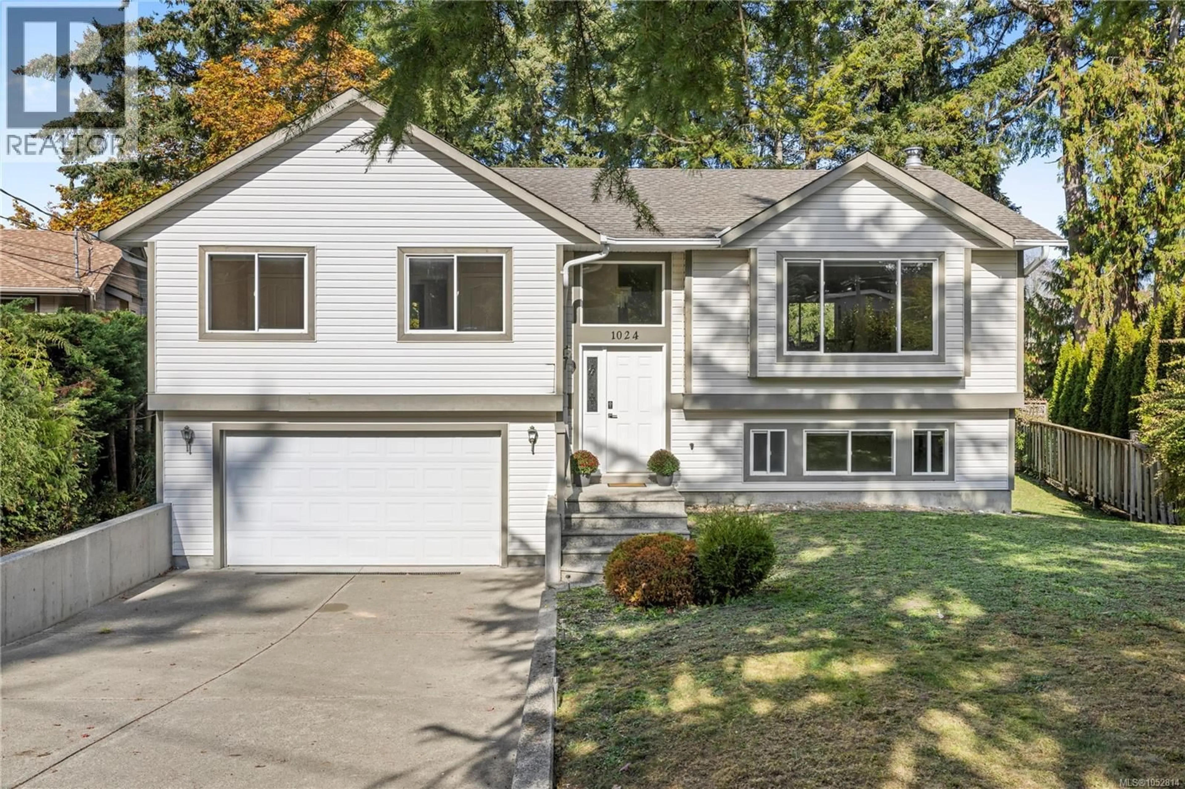 Home with vinyl exterior material, street for 1024 CENTRE CRESCENT, Qualicum Beach British Columbia V9K2G6