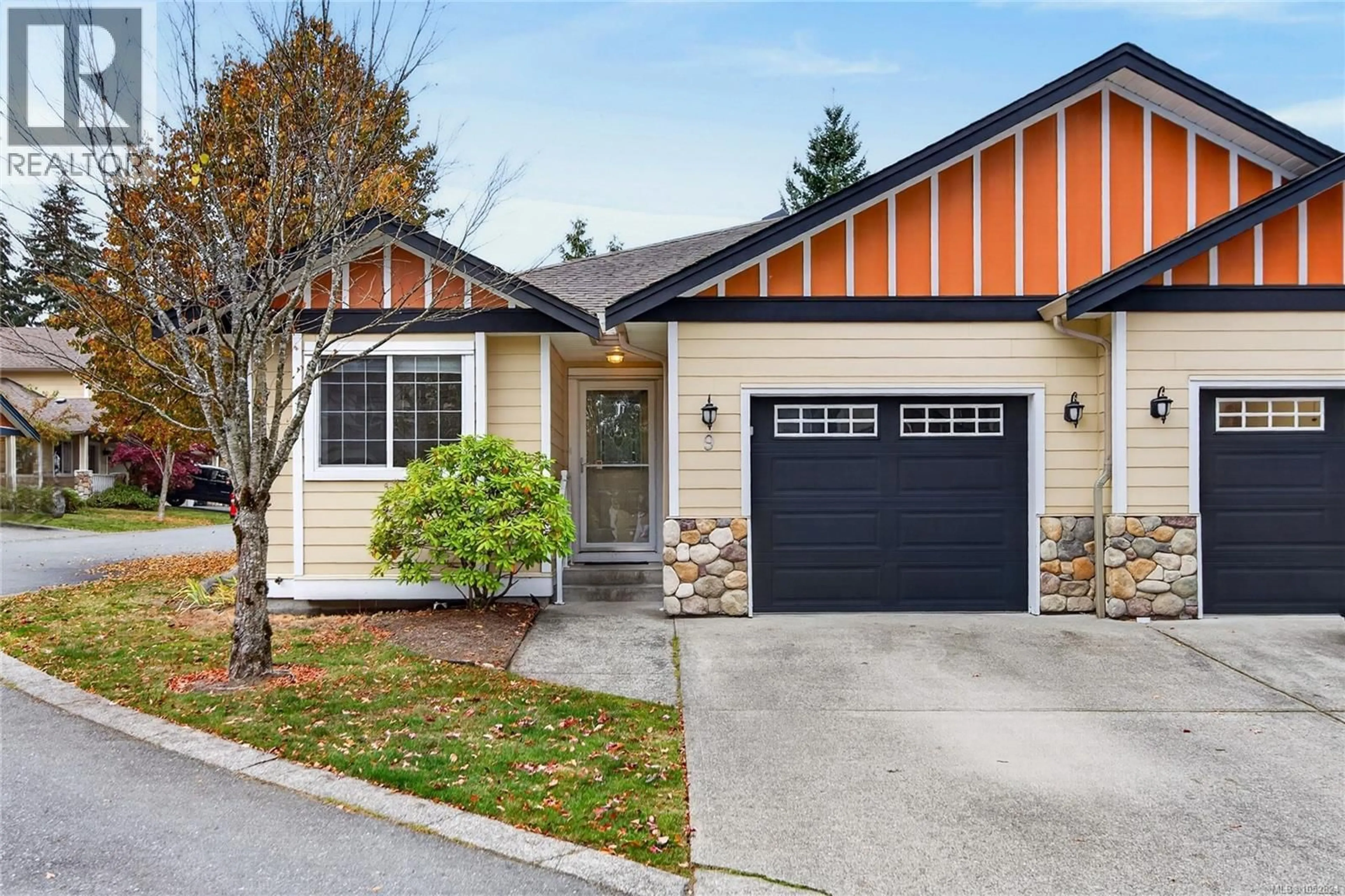 Home with vinyl exterior material, street for 9 - 2728 1ST STREET, Courtenay British Columbia V9N4A4