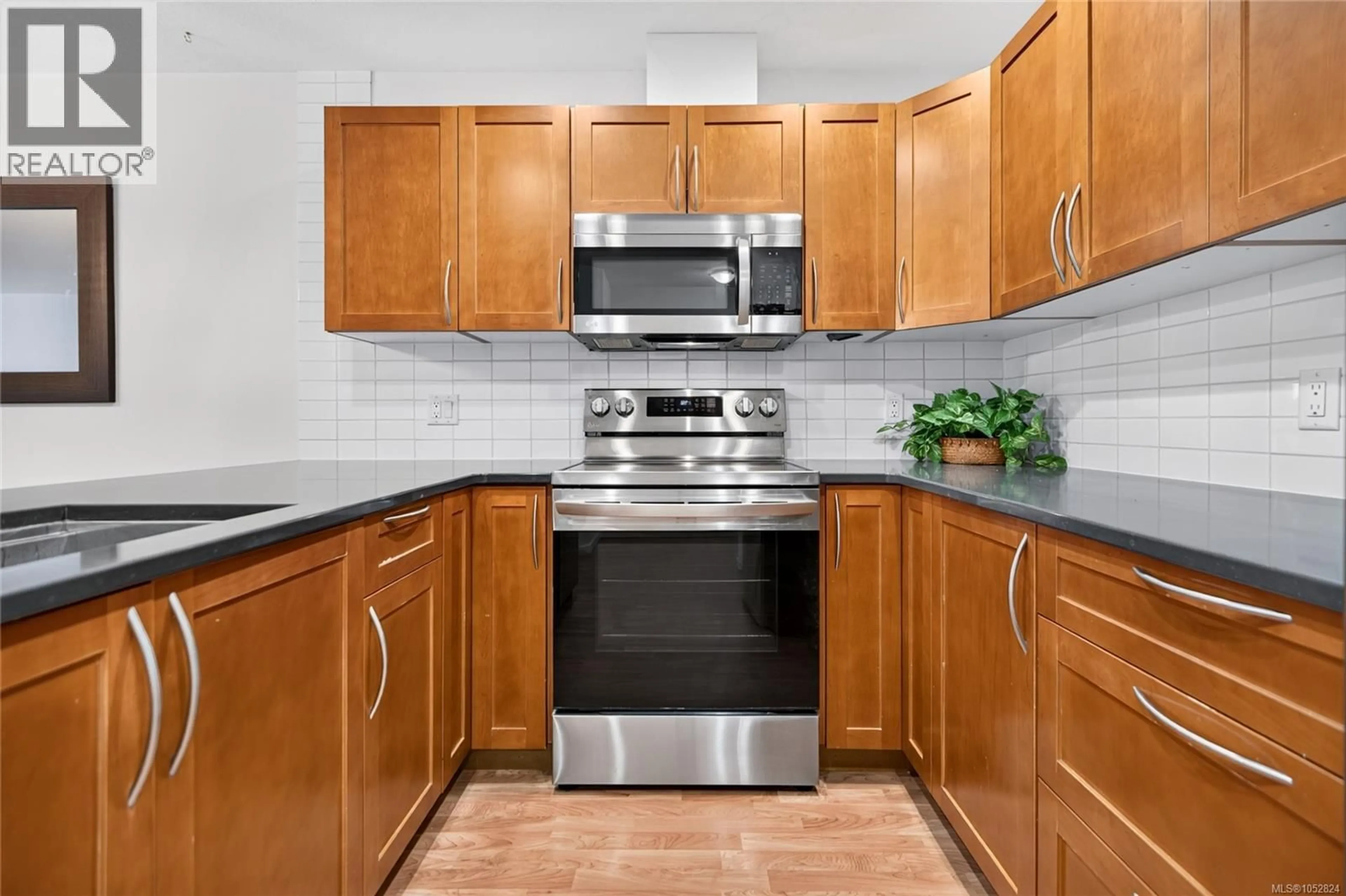 Standard kitchen, ceramic/tile floor for 9 - 2728 1ST STREET, Courtenay British Columbia V9N4A4