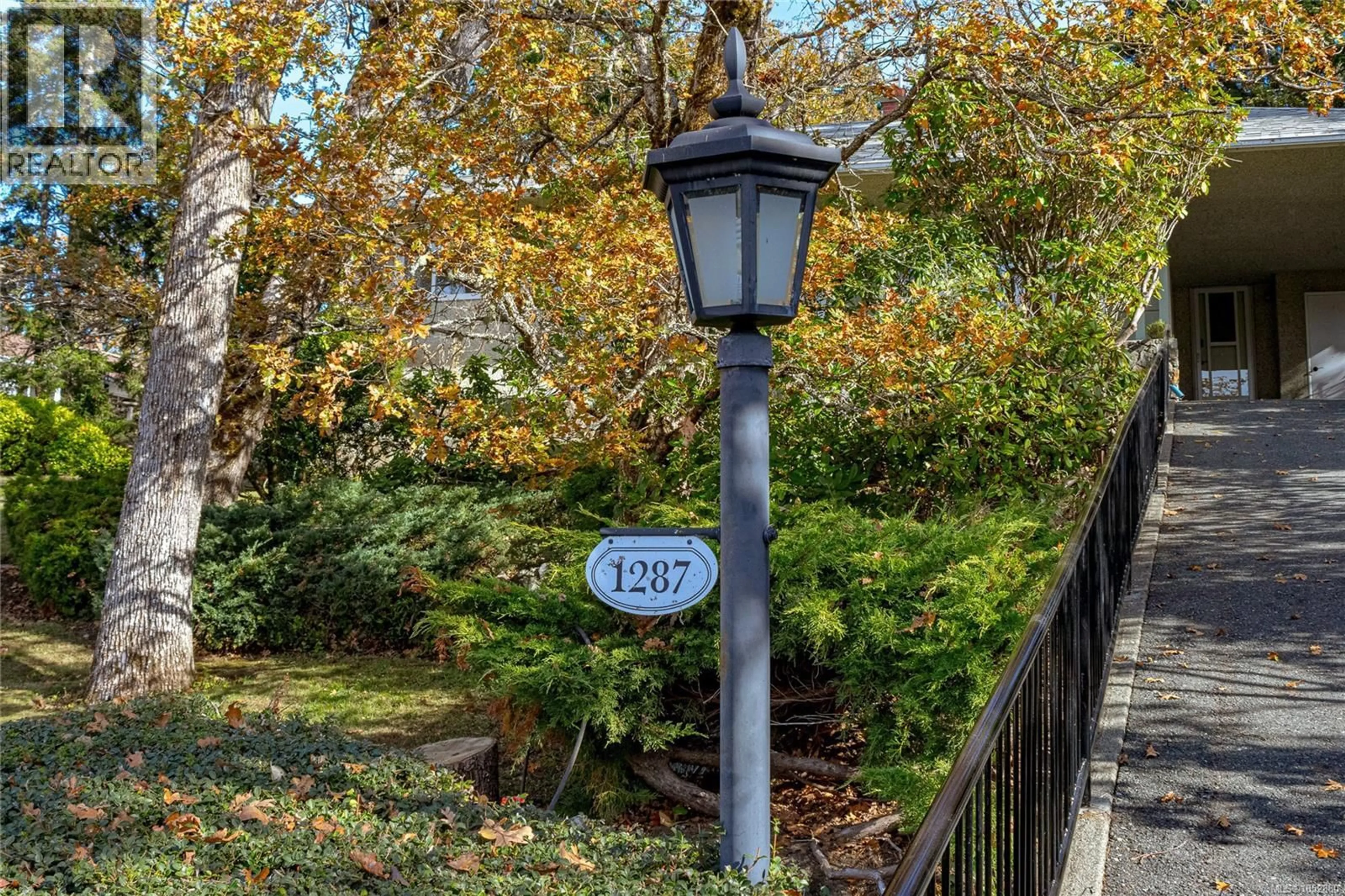 Patio, street for 1287 FILMER ROAD, Saanich British Columbia V8P1W5