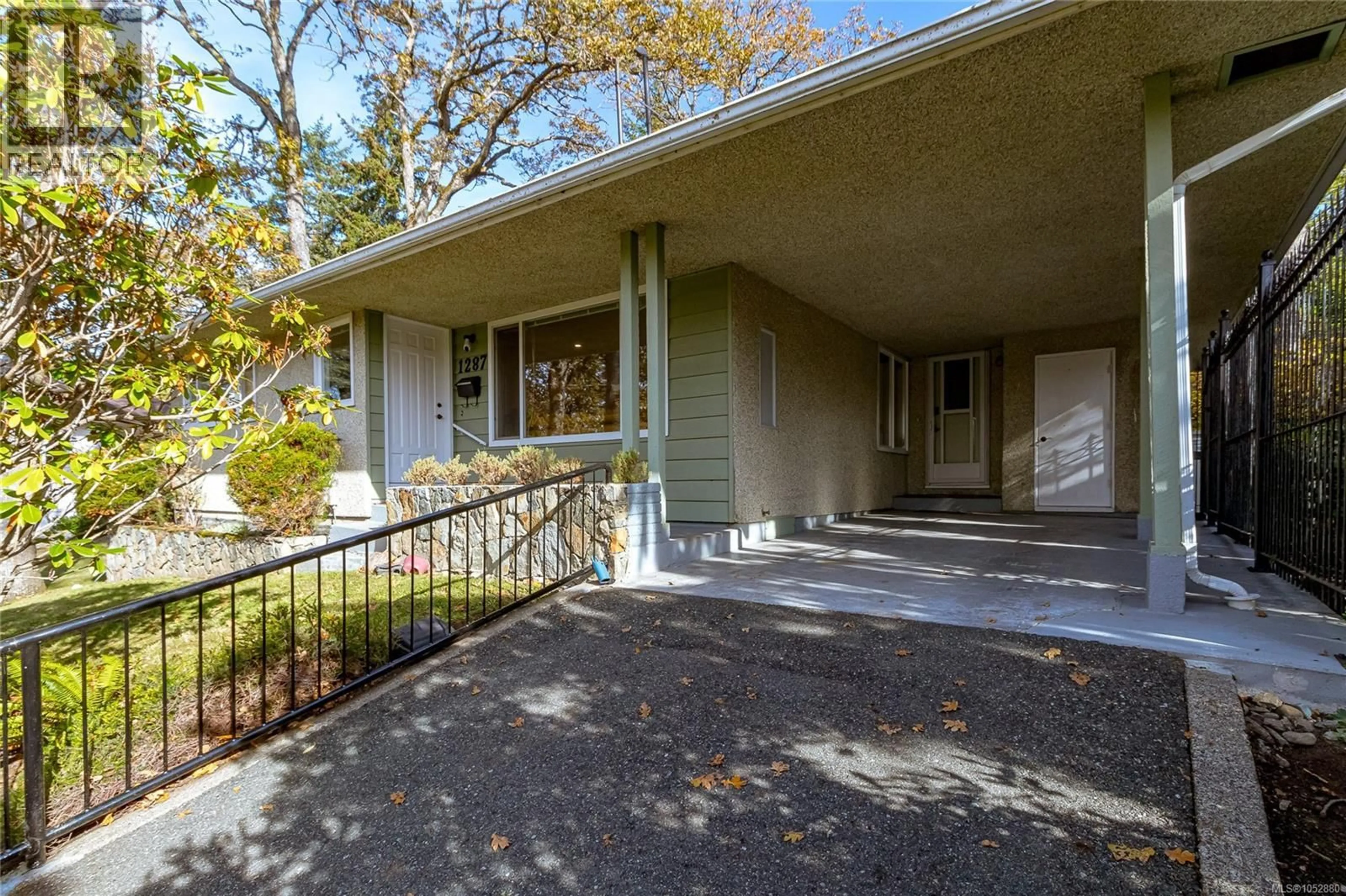 Patio, street for 1287 FILMER ROAD, Saanich British Columbia V8P1W5