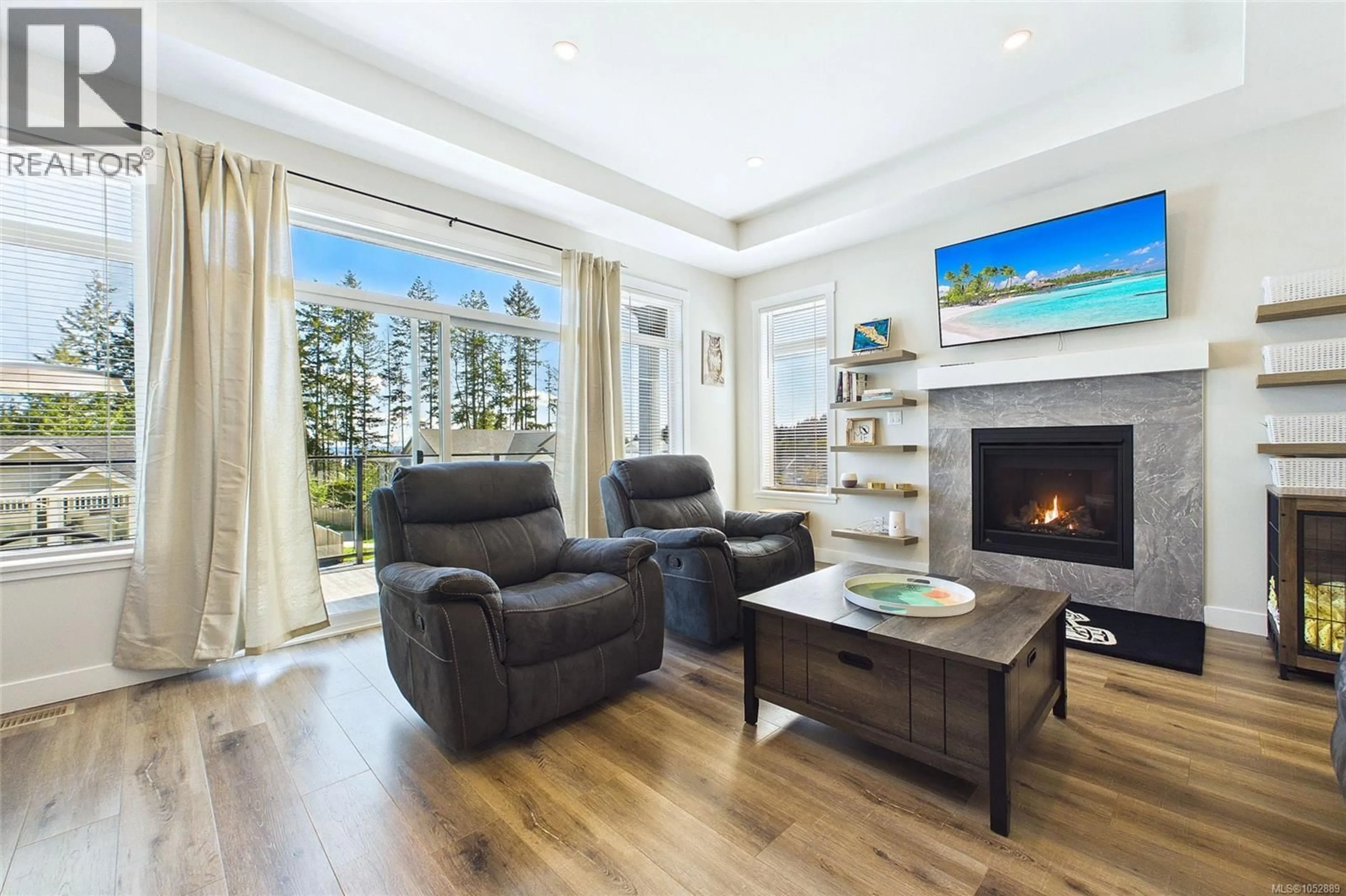 Living room with furniture, wood/laminate floor for 920 CRAIG ROAD, Ladysmith British Columbia V9G2C4