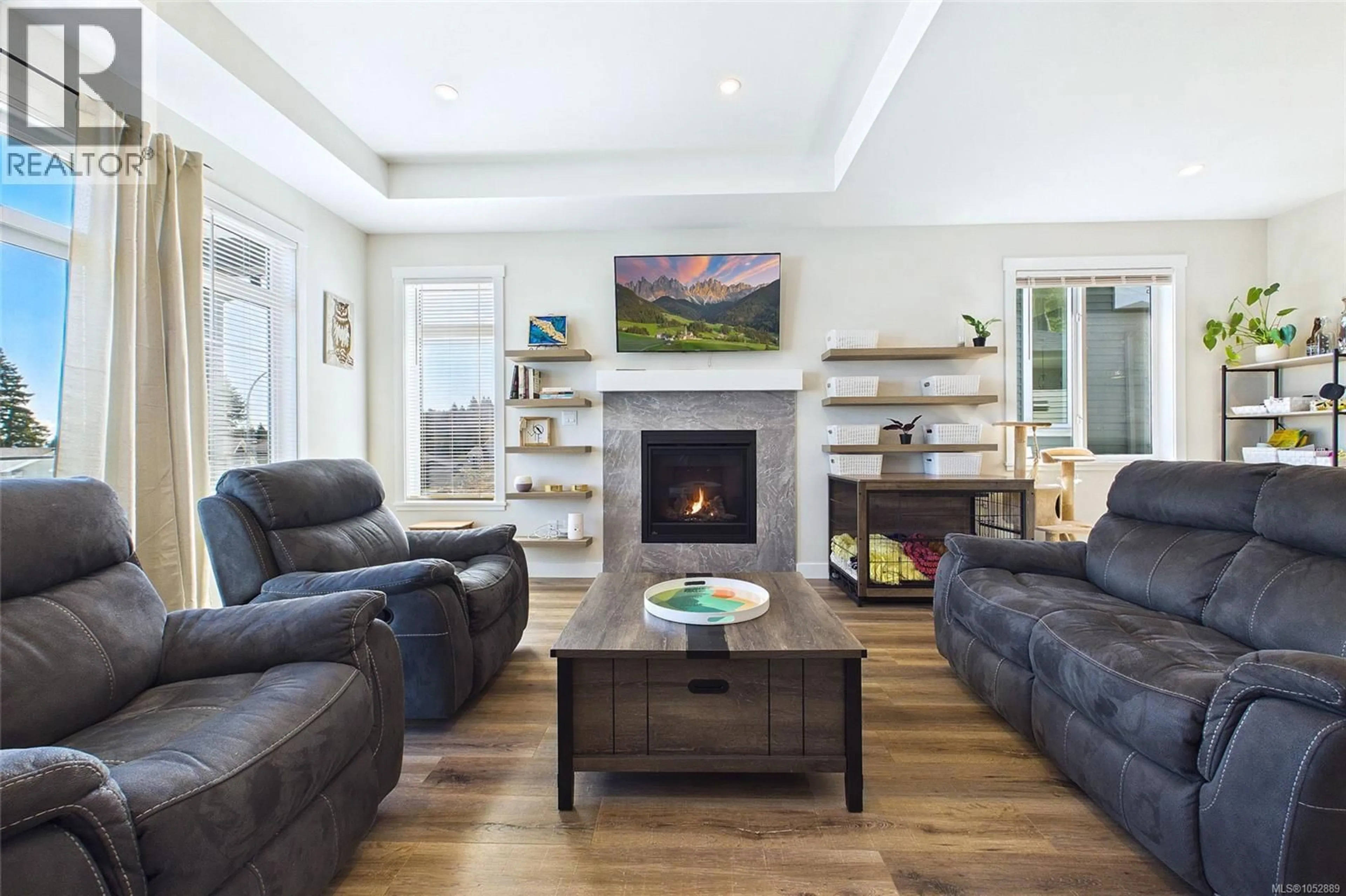 Living room with furniture, wood/laminate floor for 920 CRAIG ROAD, Ladysmith British Columbia V9G2C4