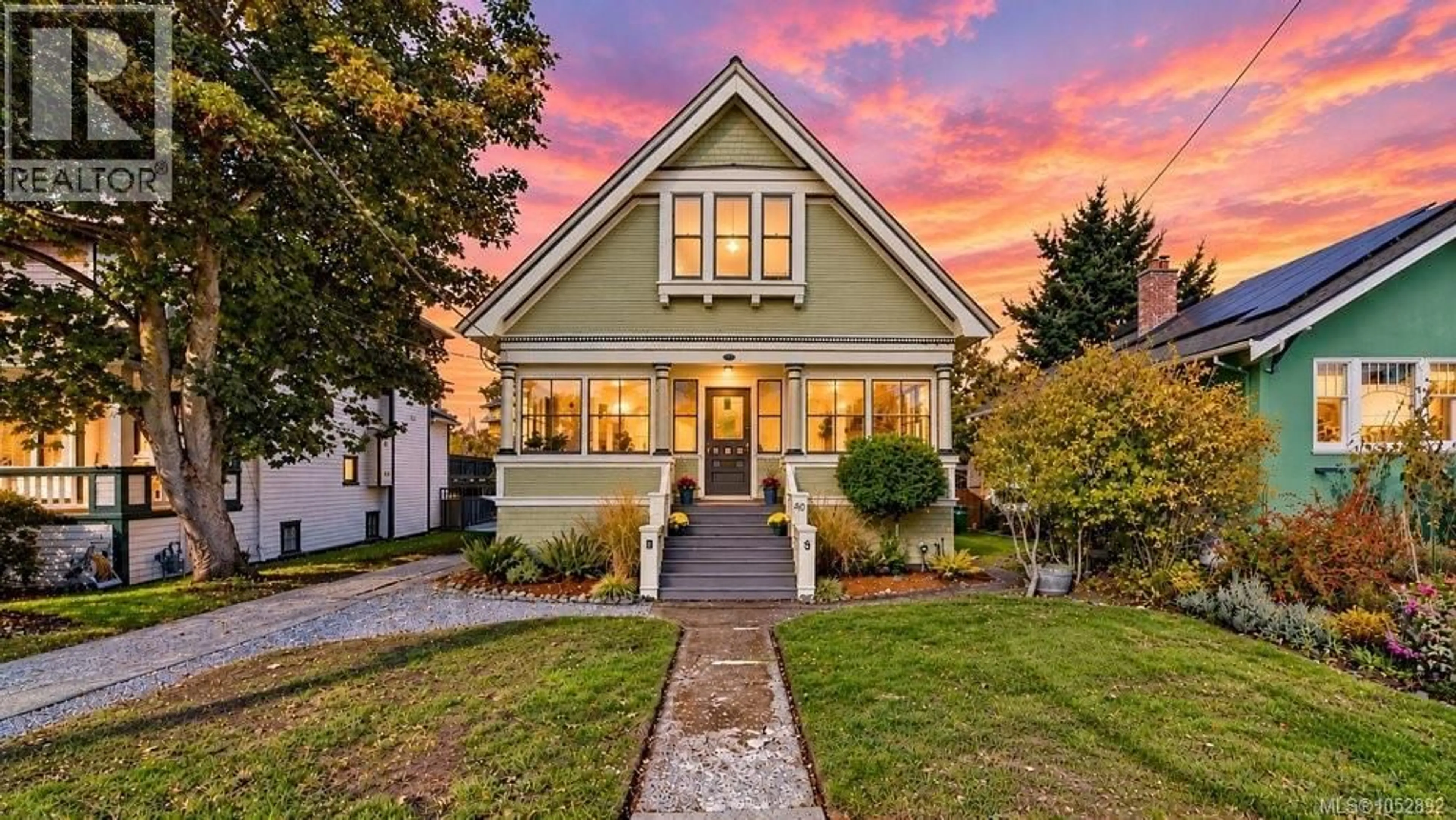 Home with vinyl exterior material, street for 40 GOVERNMENT STREET, Victoria British Columbia V8V2K3