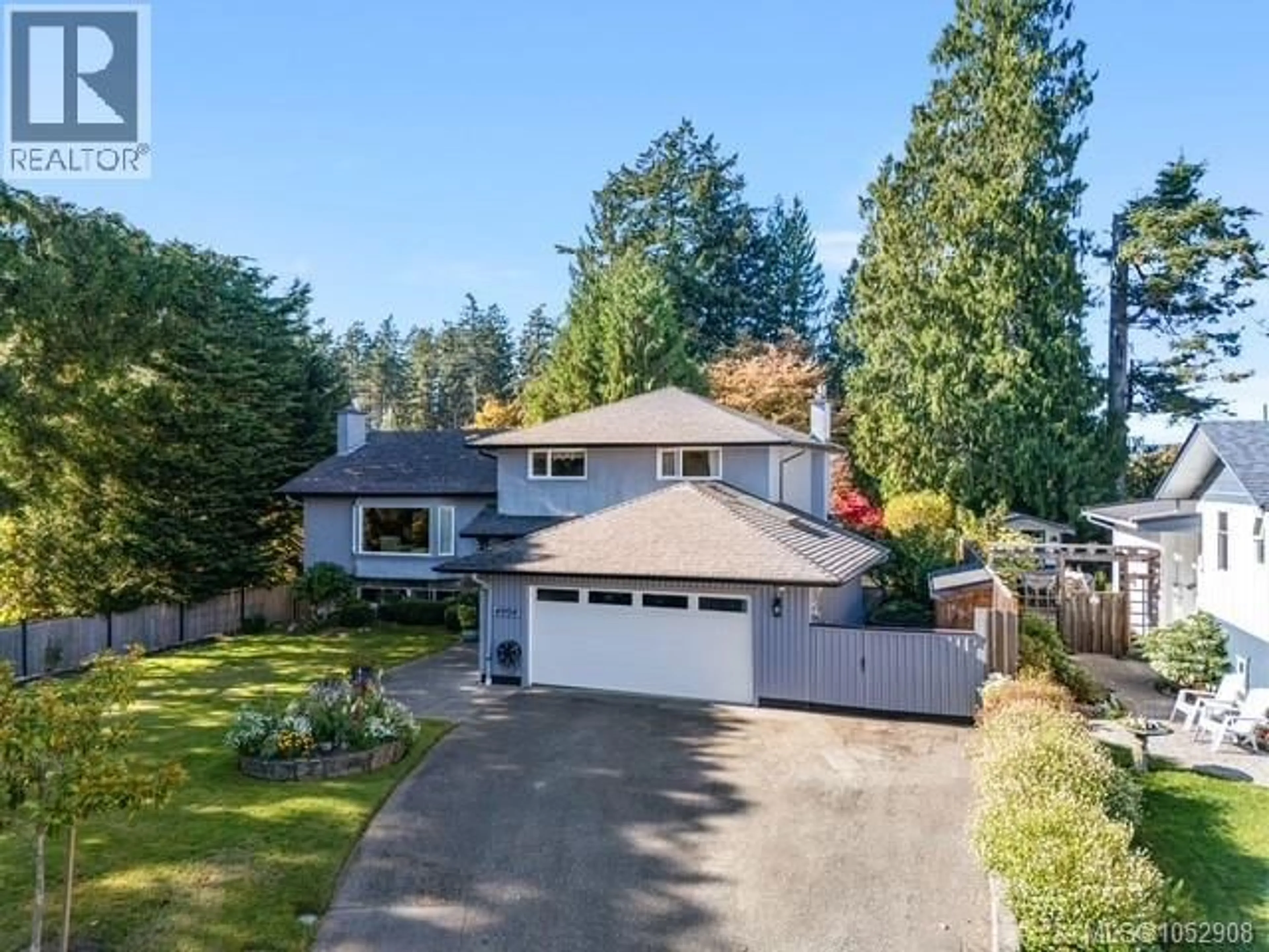 A pic from outside/outdoor area/front of a property/back of a property/a pic from drone, street for 4904 BELLCREST PLACE, Saanich British Columbia V8Y2C9