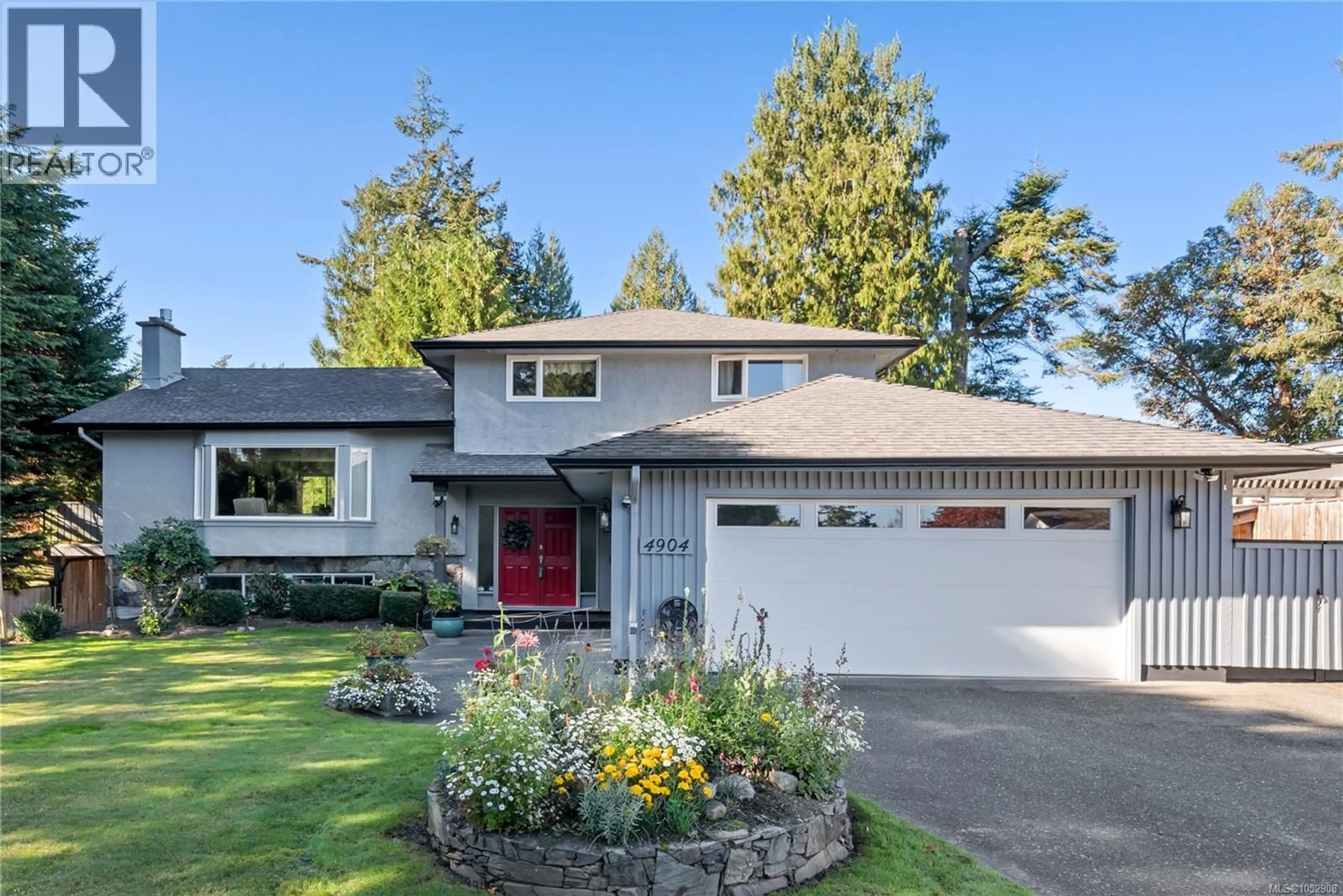 Home with vinyl exterior material, street for 4904 BELLCREST PLACE, Saanich British Columbia V8Y2C9