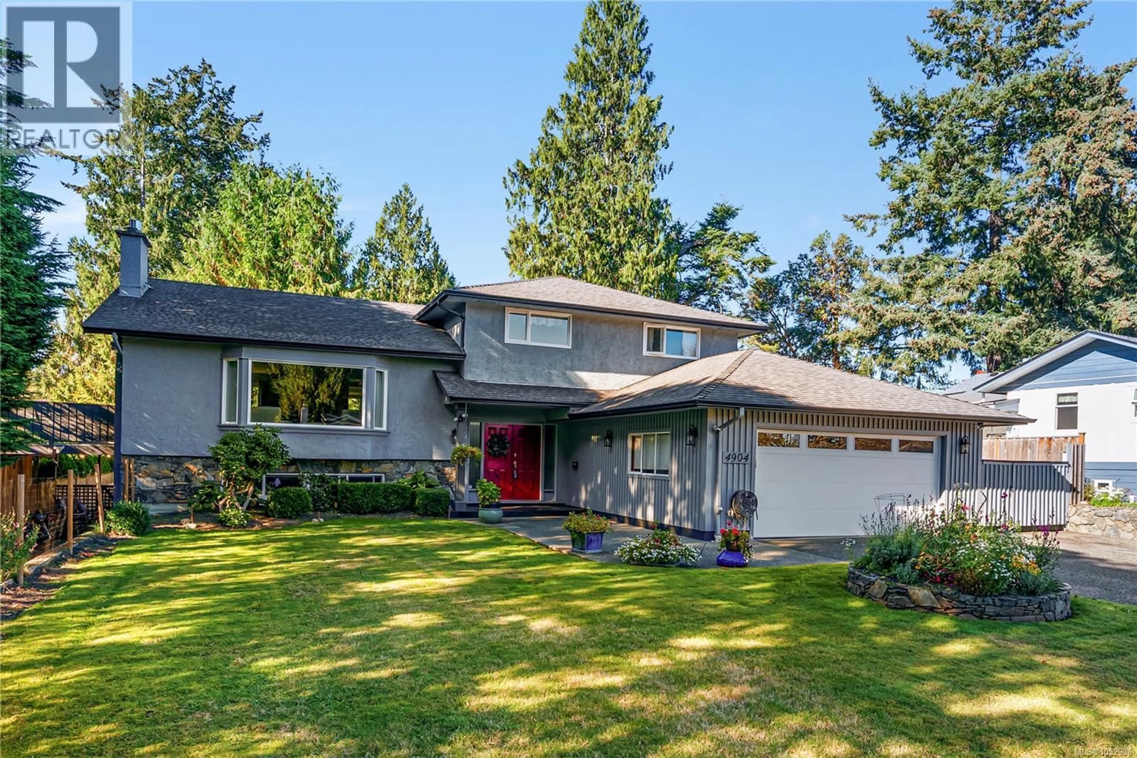 Home with vinyl exterior material, street for 4904 BELLCREST PLACE, Saanich British Columbia V8Y2C9