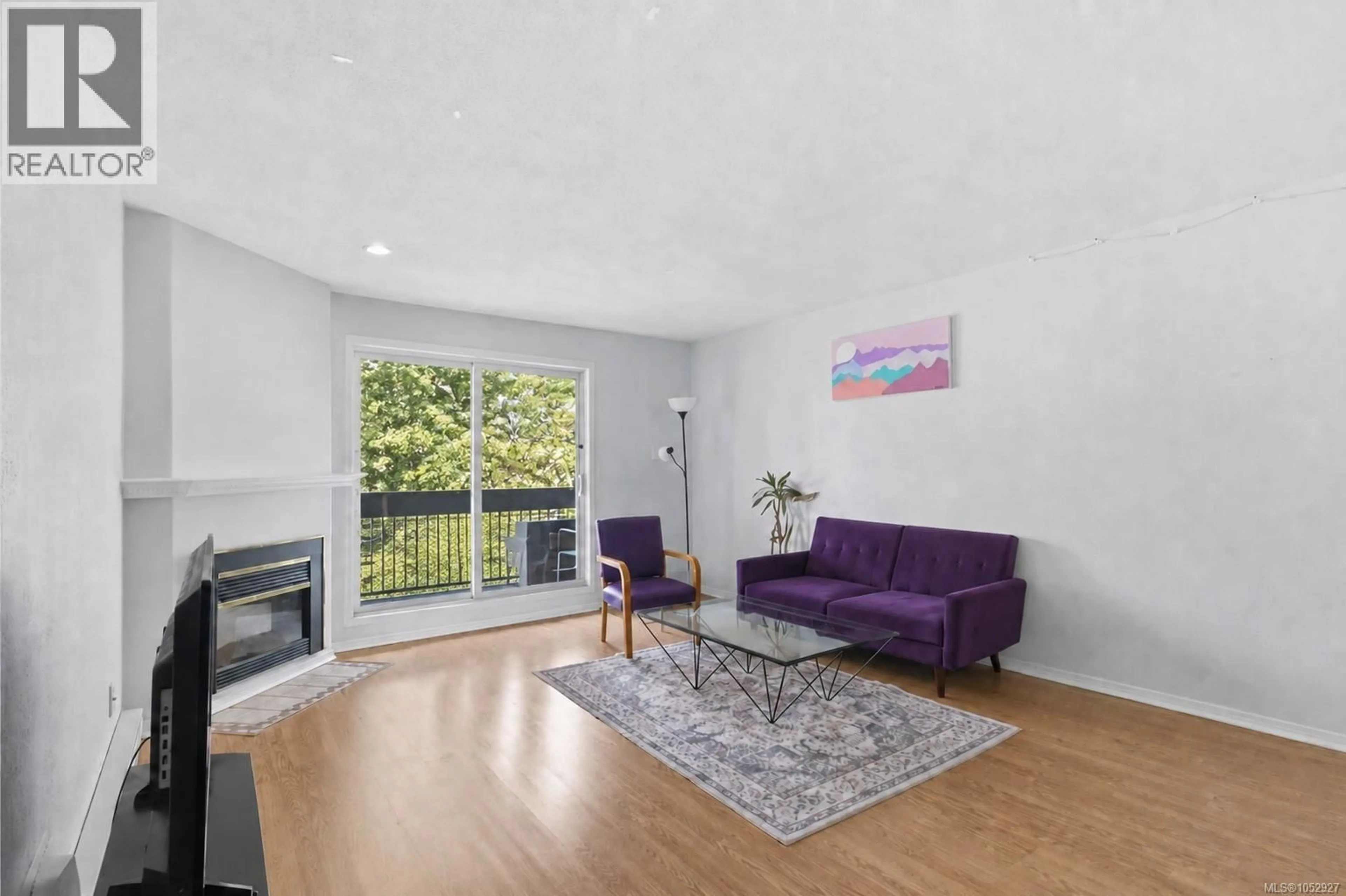 Living room with furniture, wood/laminate floor for 314 - 3235 QUADRA STREET, Saanich British Columbia V8X1G4