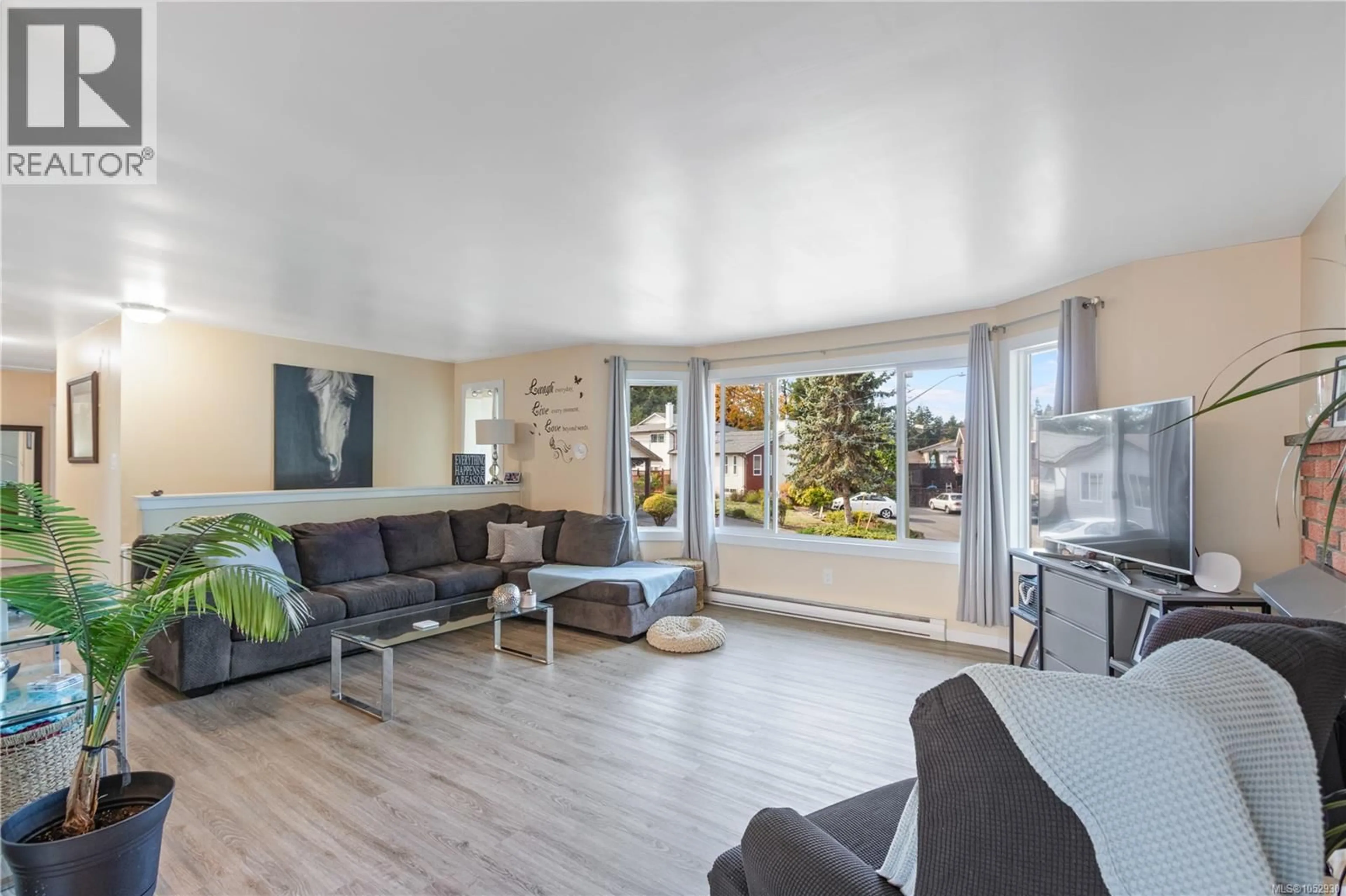 Living room with furniture, wood/laminate floor for 3735 COTTLEVIEW DRIVE, Nanaimo British Columbia V9T4C4