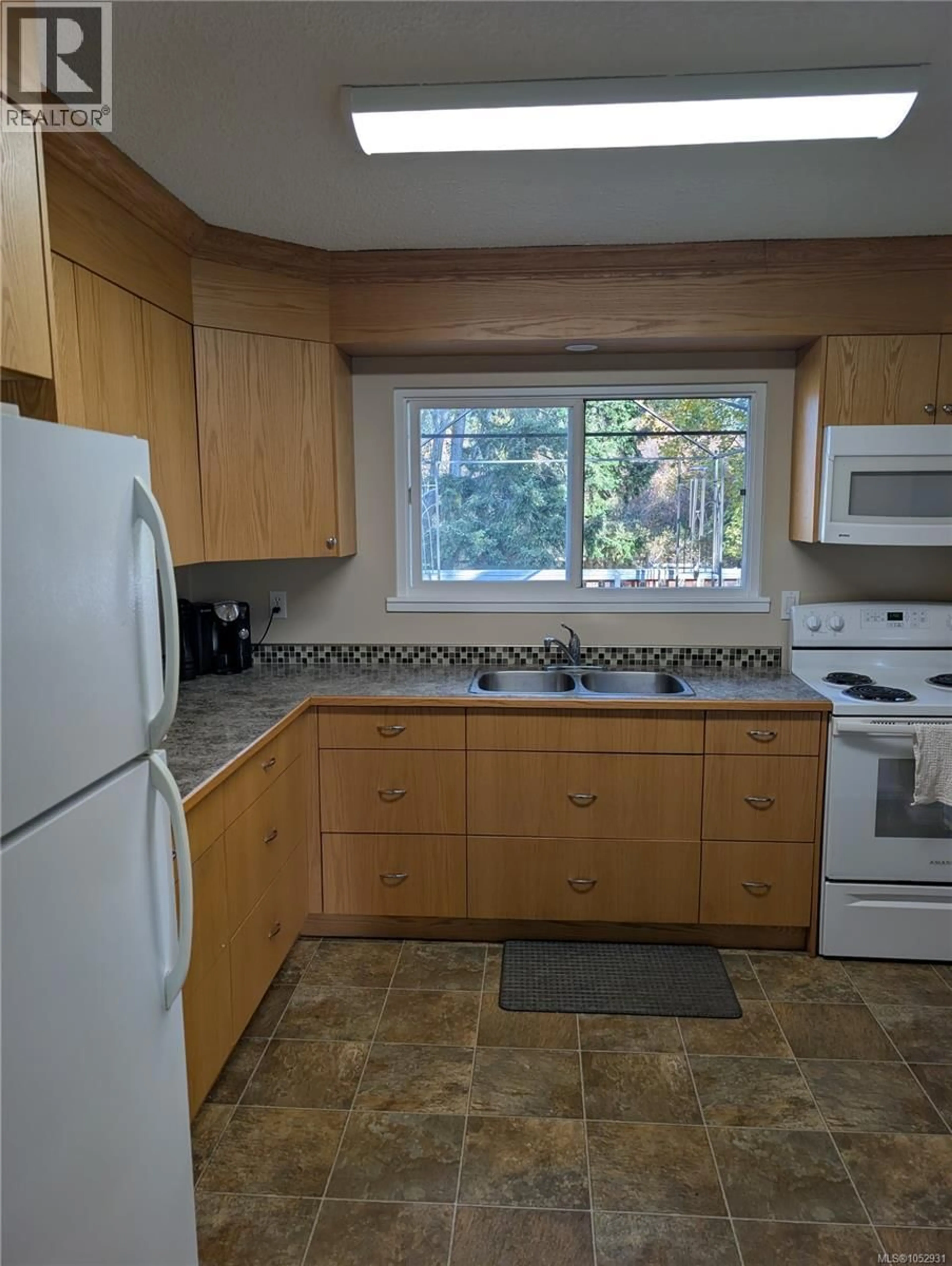 Standard kitchen, unknown for 1440 DOGWOOD AVENUE, Comox British Columbia V9M2Z5