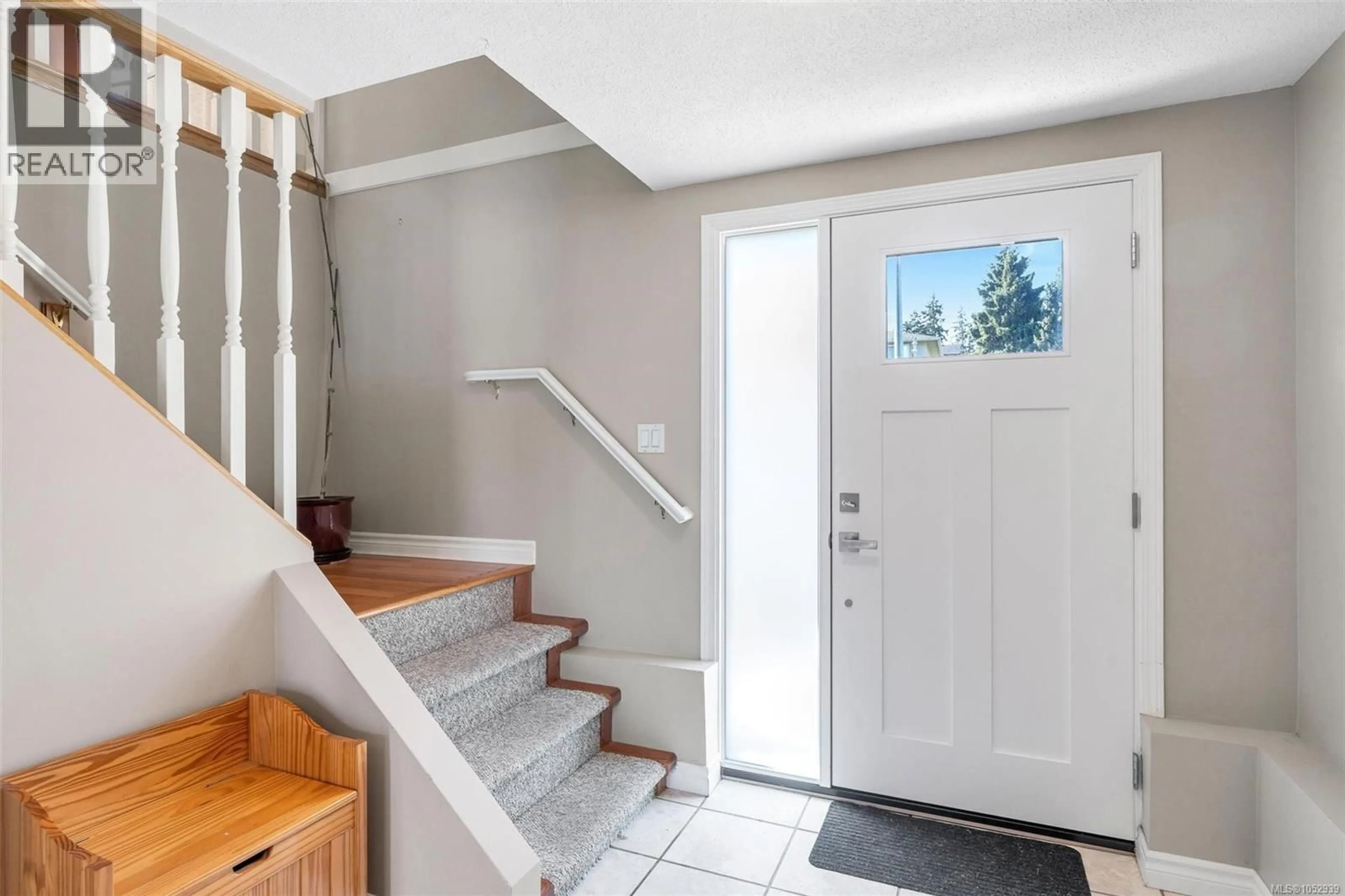 Indoor entryway for 610 VANALMAN AVENUE, Saanich British Columbia V8Z6A6