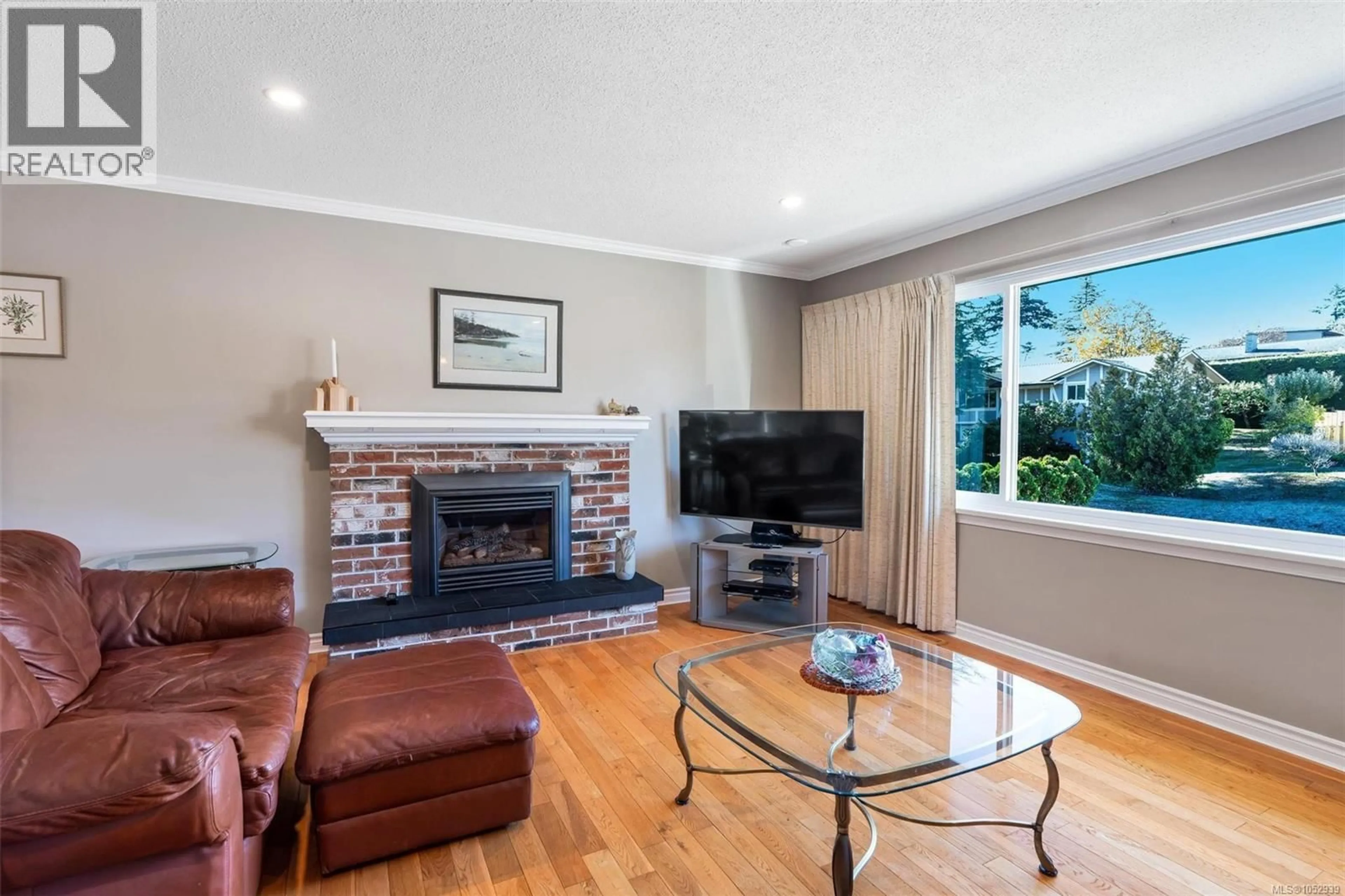 Living room with furniture, unknown for 610 VANALMAN AVENUE, Saanich British Columbia V8Z6A6