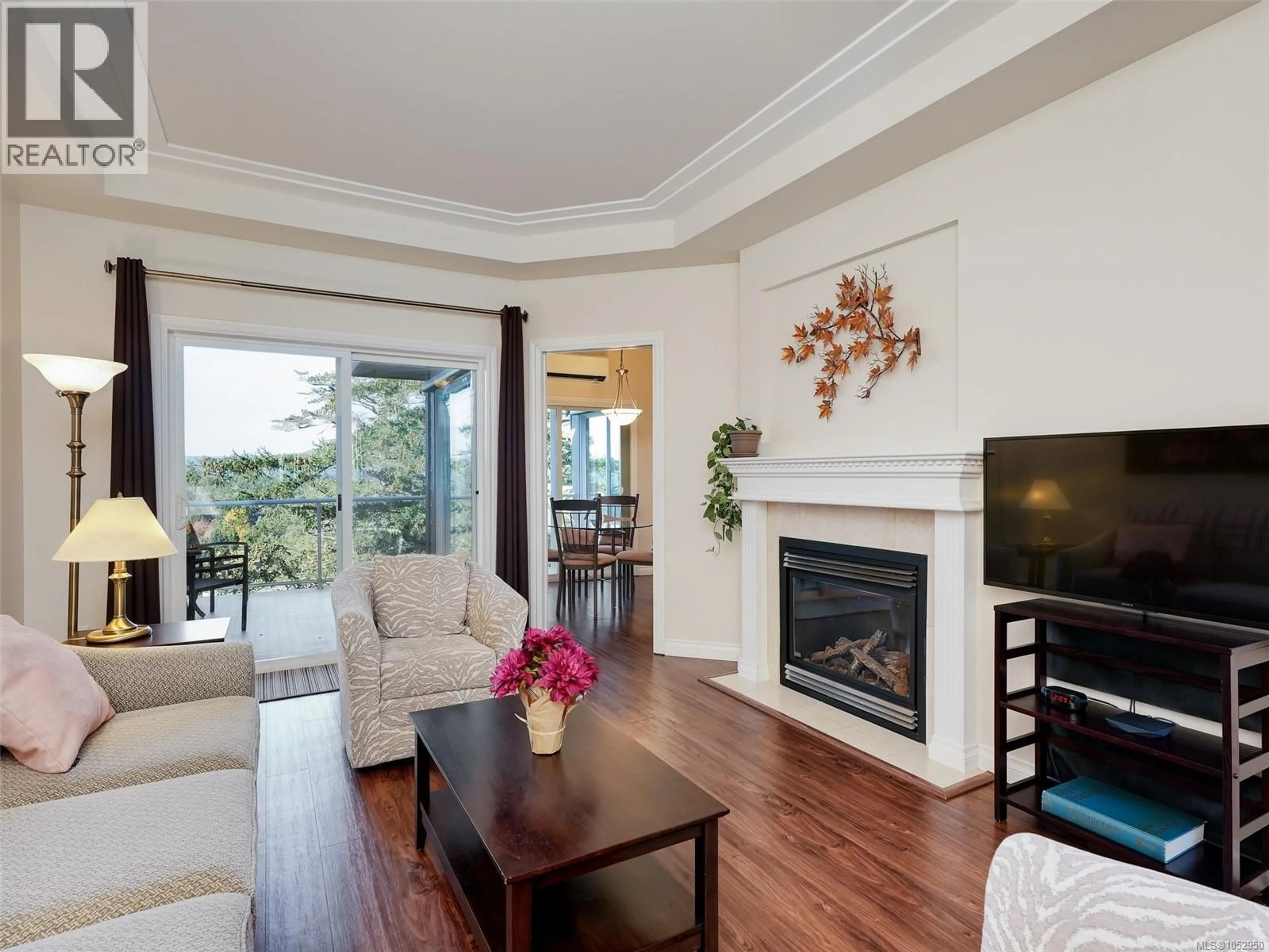 Living room with furniture, wood/laminate floor for 12 - 934 BOULDERWOOD RISE, Saanich British Columbia V8Y3H5