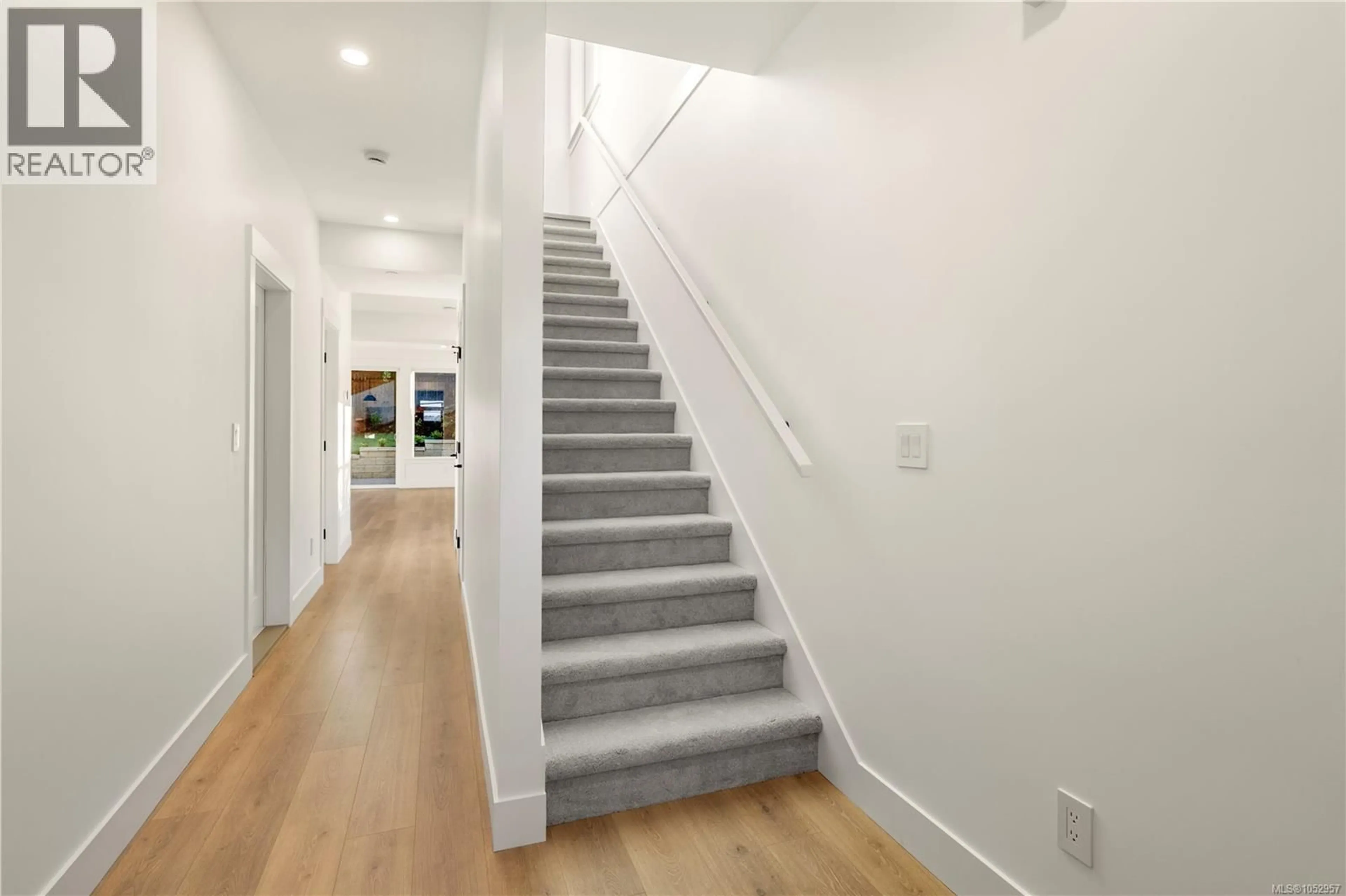 Stairs for 102 - 2237 ASHLEE ROAD, Nanaimo British Columbia V9R6S3