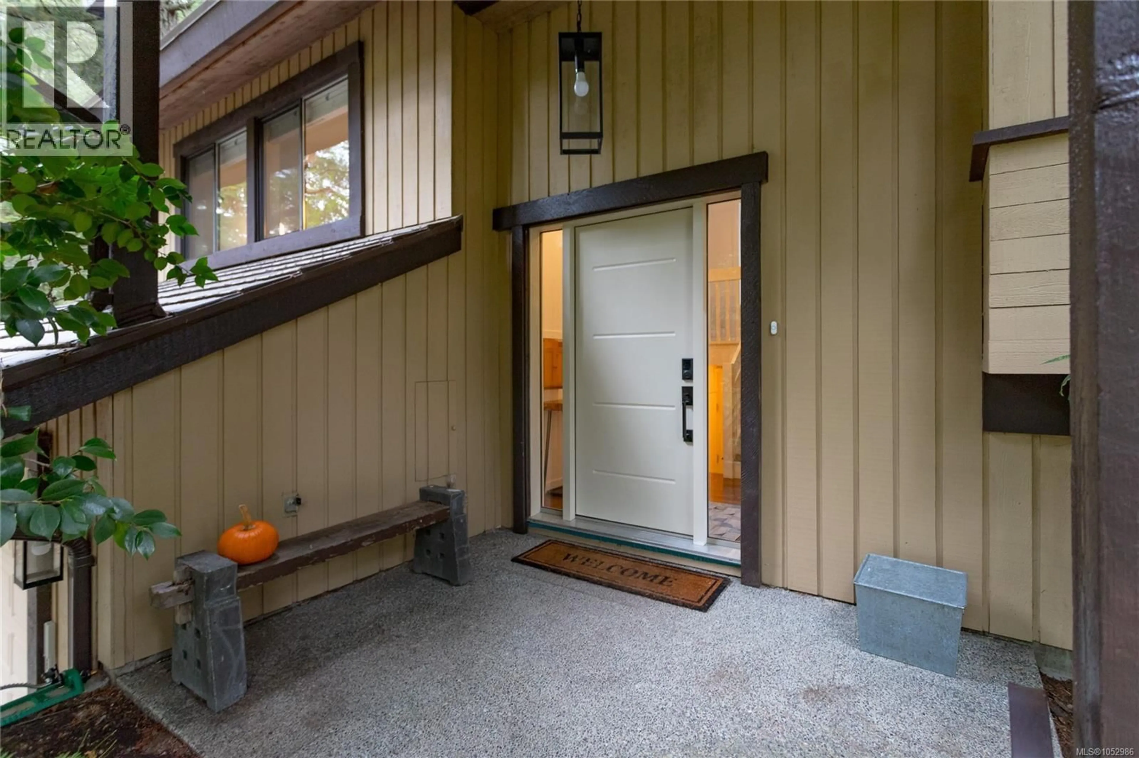 Indoor entryway for 1043 PONDWOOD LANE, Saanich British Columbia V8X4S6