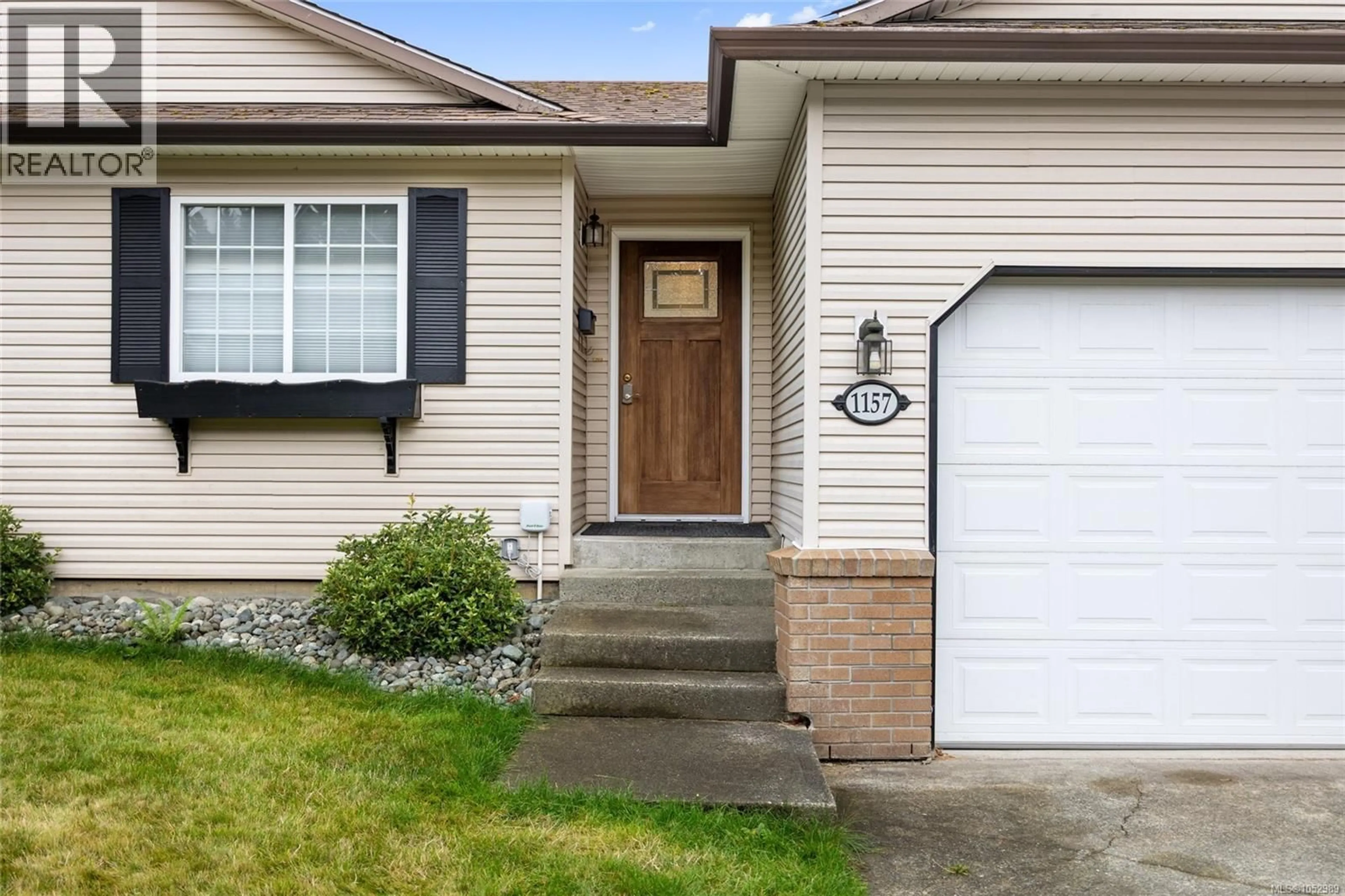 Home with vinyl exterior material, street for 1157 VIEW PLACE, Courtenay British Columbia V9N9B6