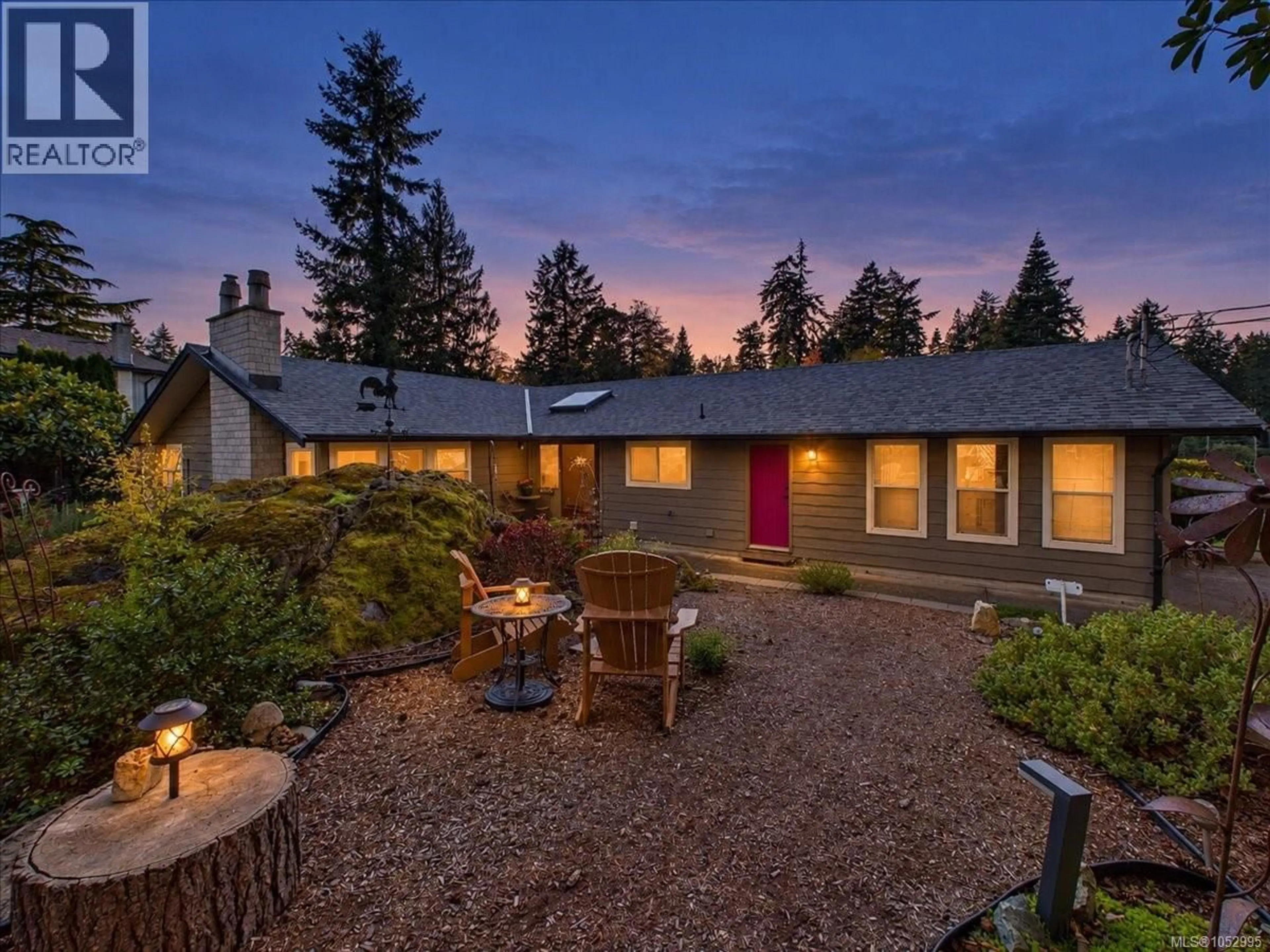 A pic from outside/outdoor area/front of a property/back of a property/a pic from drone, mountain view for 895 BRENTWOOD HEIGHTS, Central Saanich British Columbia V8M1A8