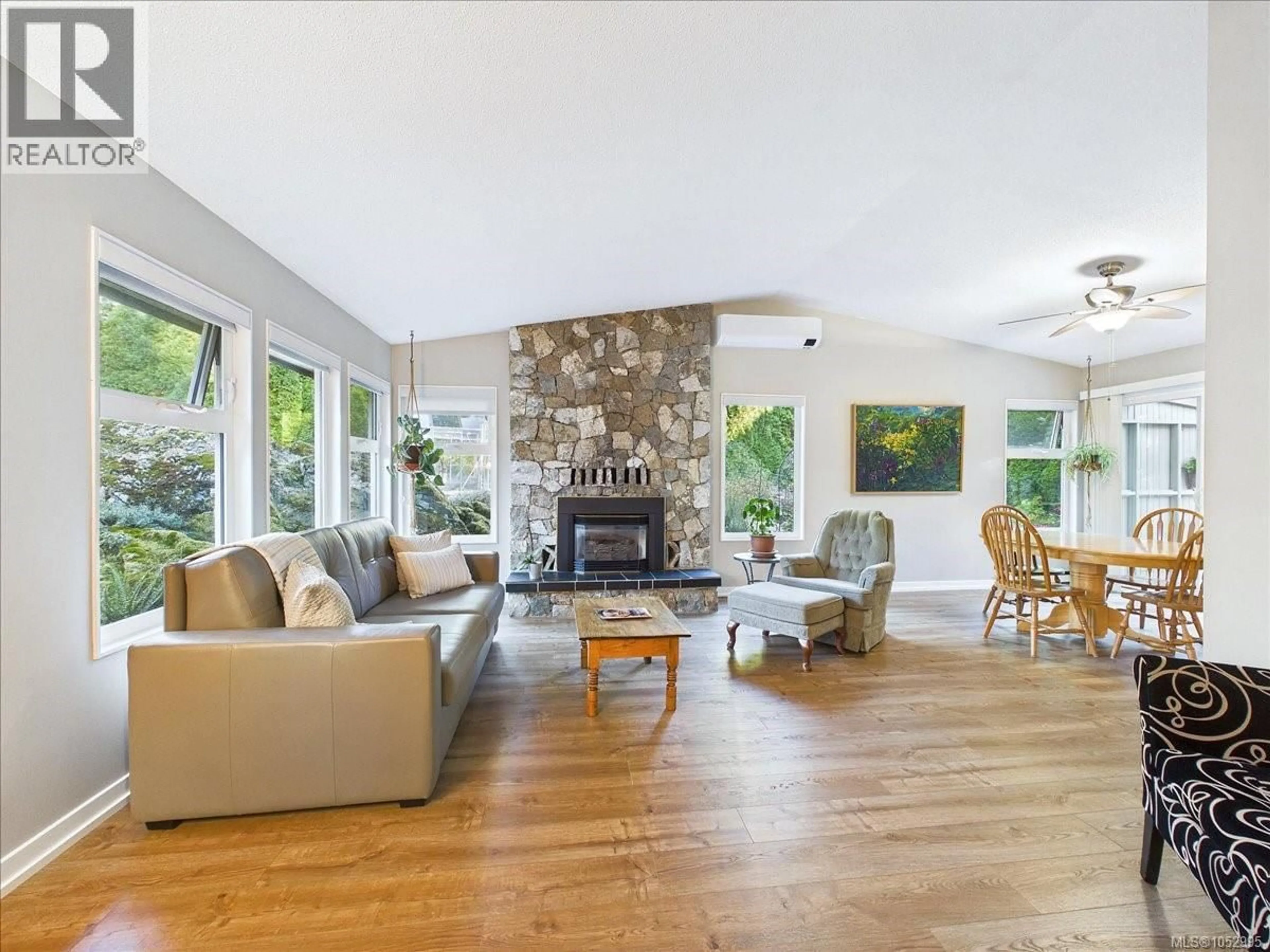 Living room with furniture, unknown for 895 BRENTWOOD HEIGHTS, Central Saanich British Columbia V8M1A8