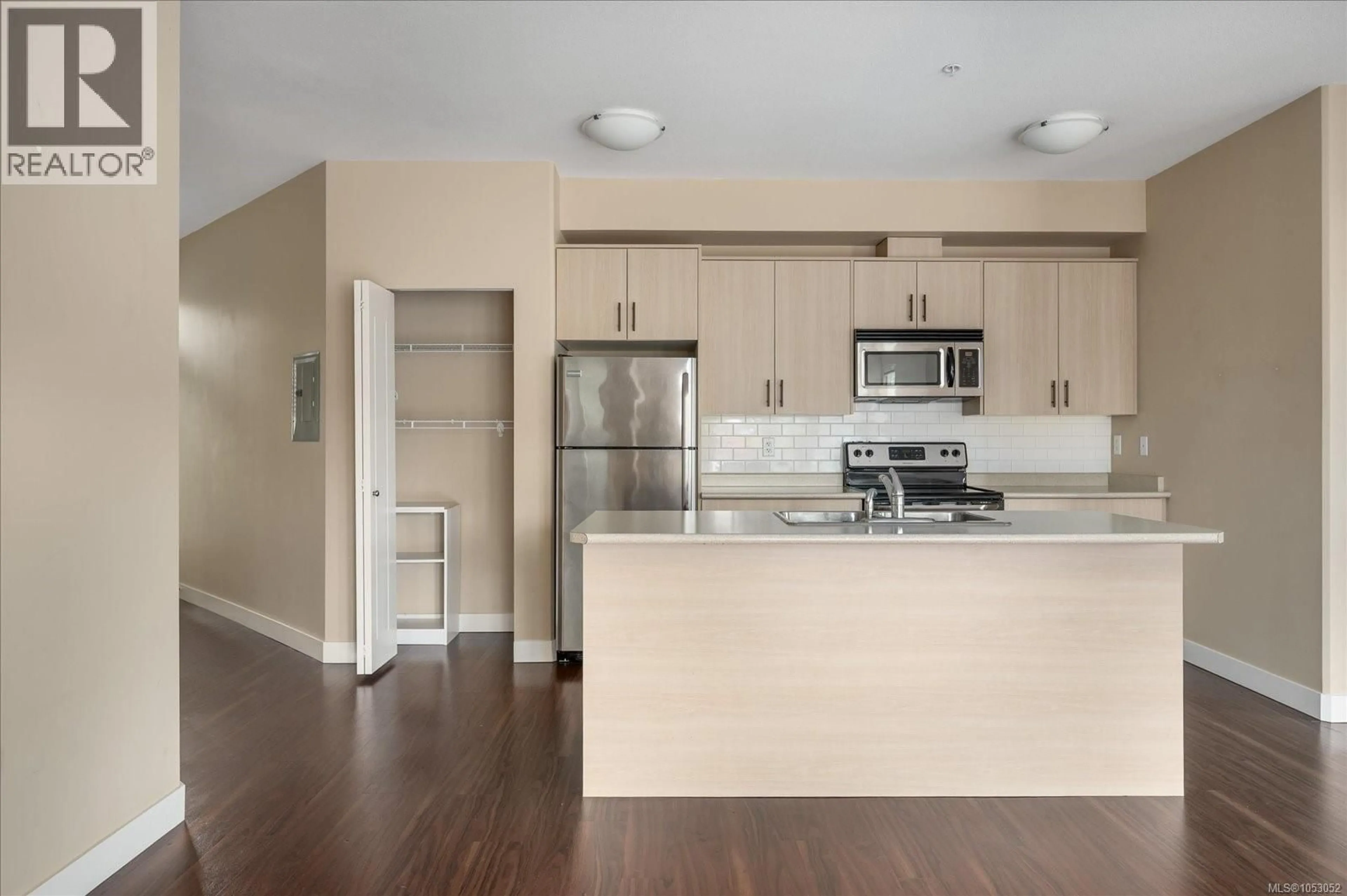 Open concept kitchen, wood/laminate floor for 205 - 5170 DUNSTER ROAD, Nanaimo British Columbia V9T2Z2