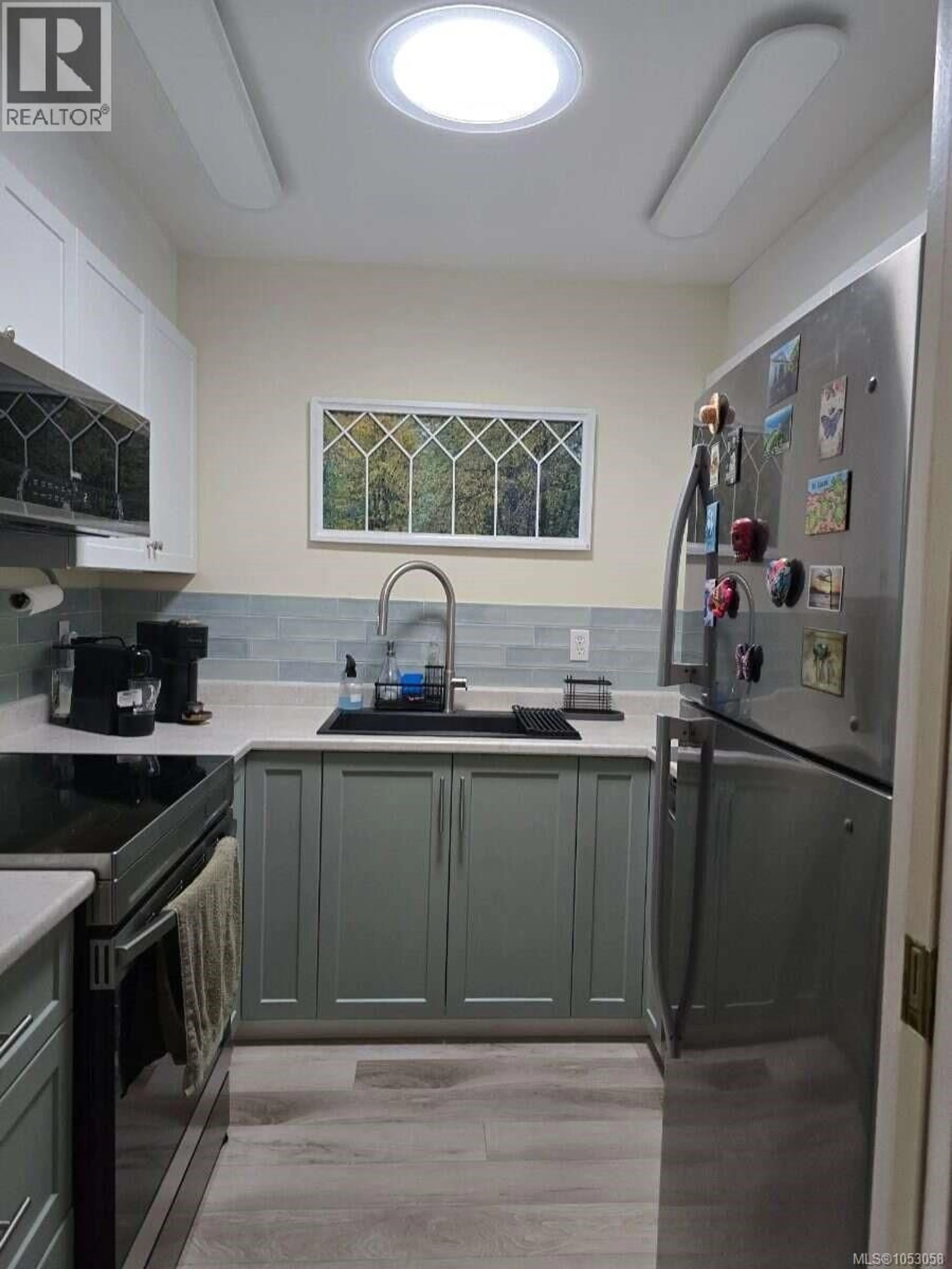 Standard kitchen, ceramic/tile floor for 31 - 120 FINHOLM STREET NORTH, Parksville British Columbia V9P1J4