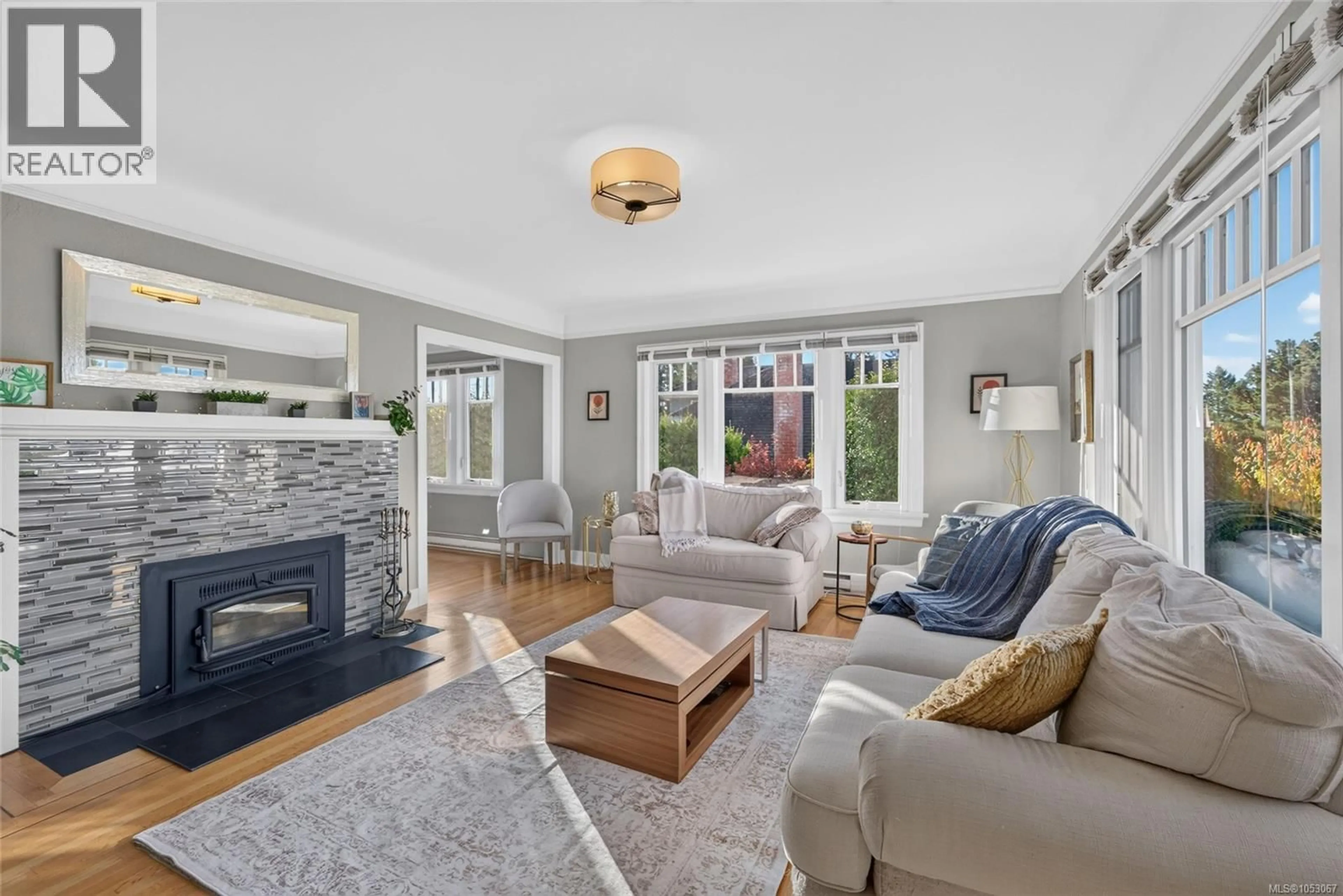 Living room with furniture, unknown for 3015 DEAN AVENUE, Saanich British Columbia V8R4Z1