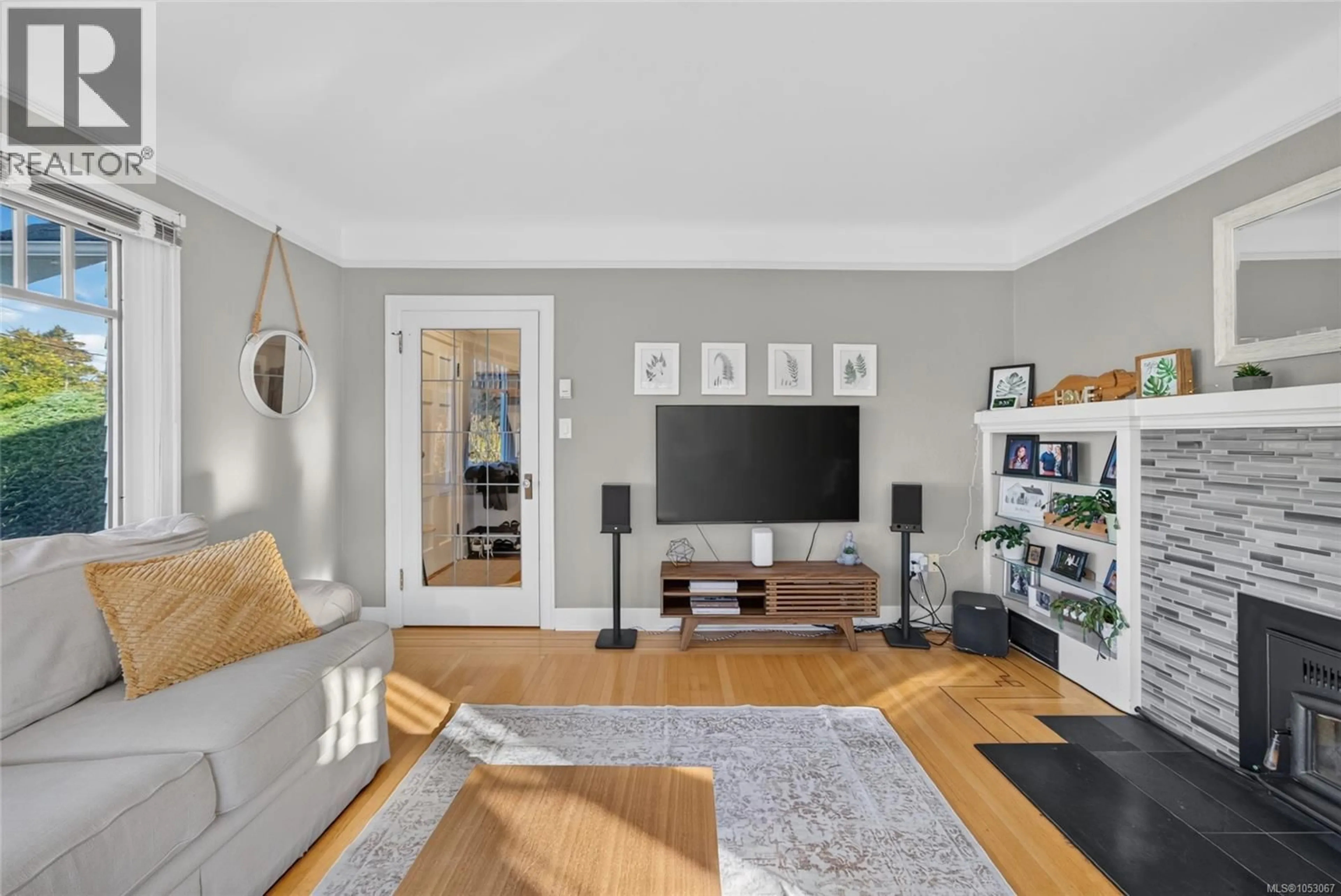 Living room with furniture, unknown for 3015 DEAN AVENUE, Saanich British Columbia V8R4Z1