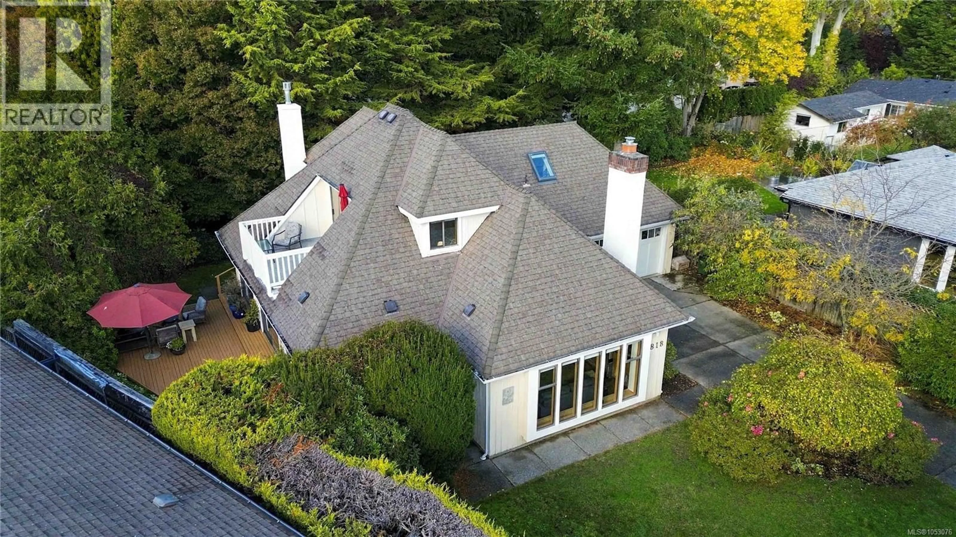 A pic from outside/outdoor area/front of a property/back of a property/a pic from drone, building for 3818 BEACHVIEW PLACE, Saanich British Columbia V8P5N8