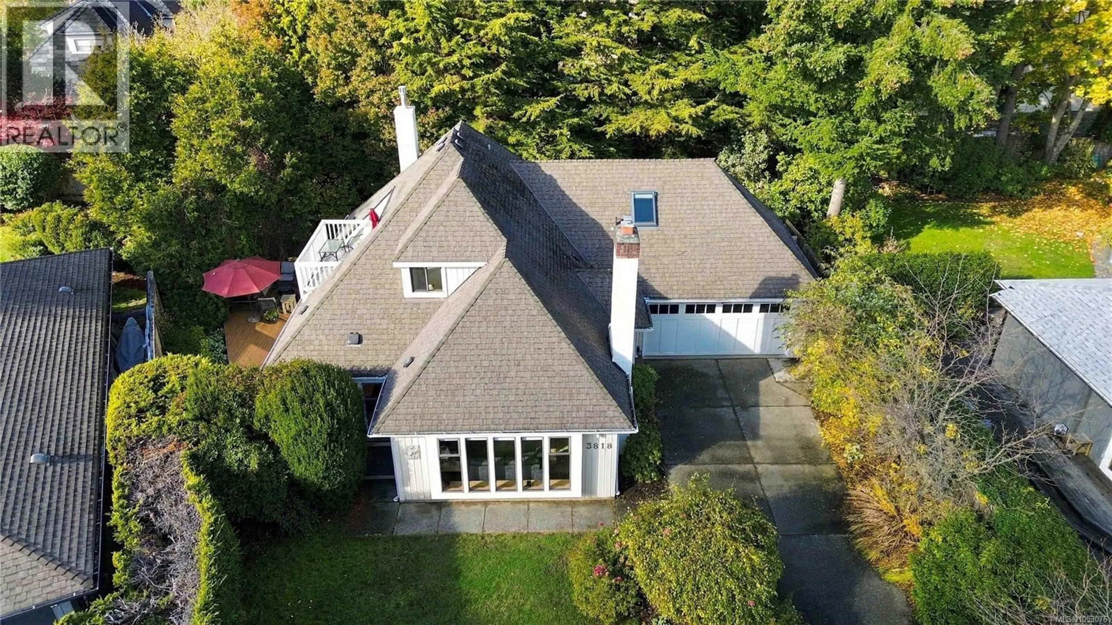 A pic from outside/outdoor area/front of a property/back of a property/a pic from drone, street for 3818 BEACHVIEW PLACE, Saanich British Columbia V8P5N8