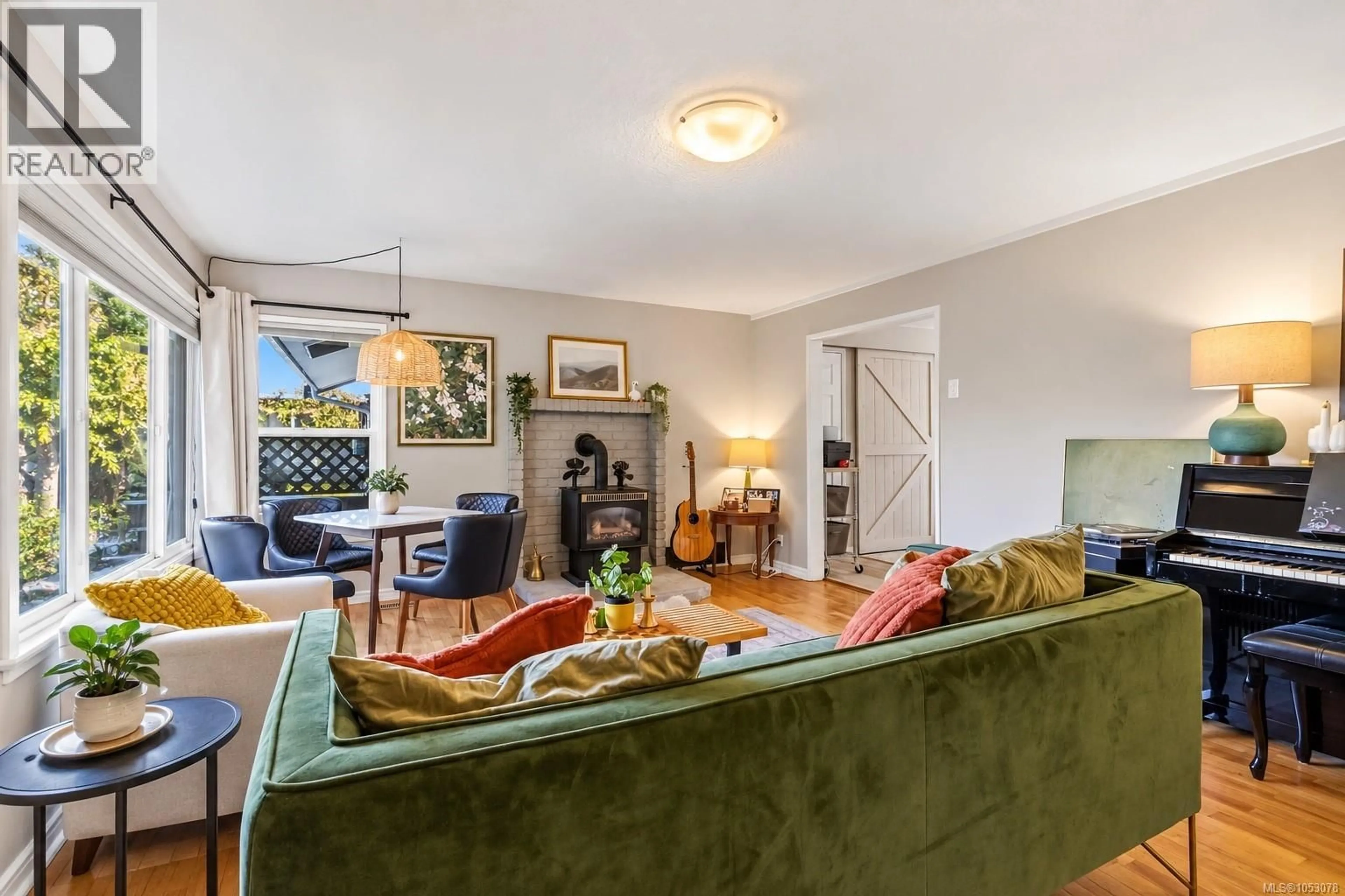 Living room with furniture, unknown for 659 STRANDLUND AVENUE, Langford British Columbia V9B3G2