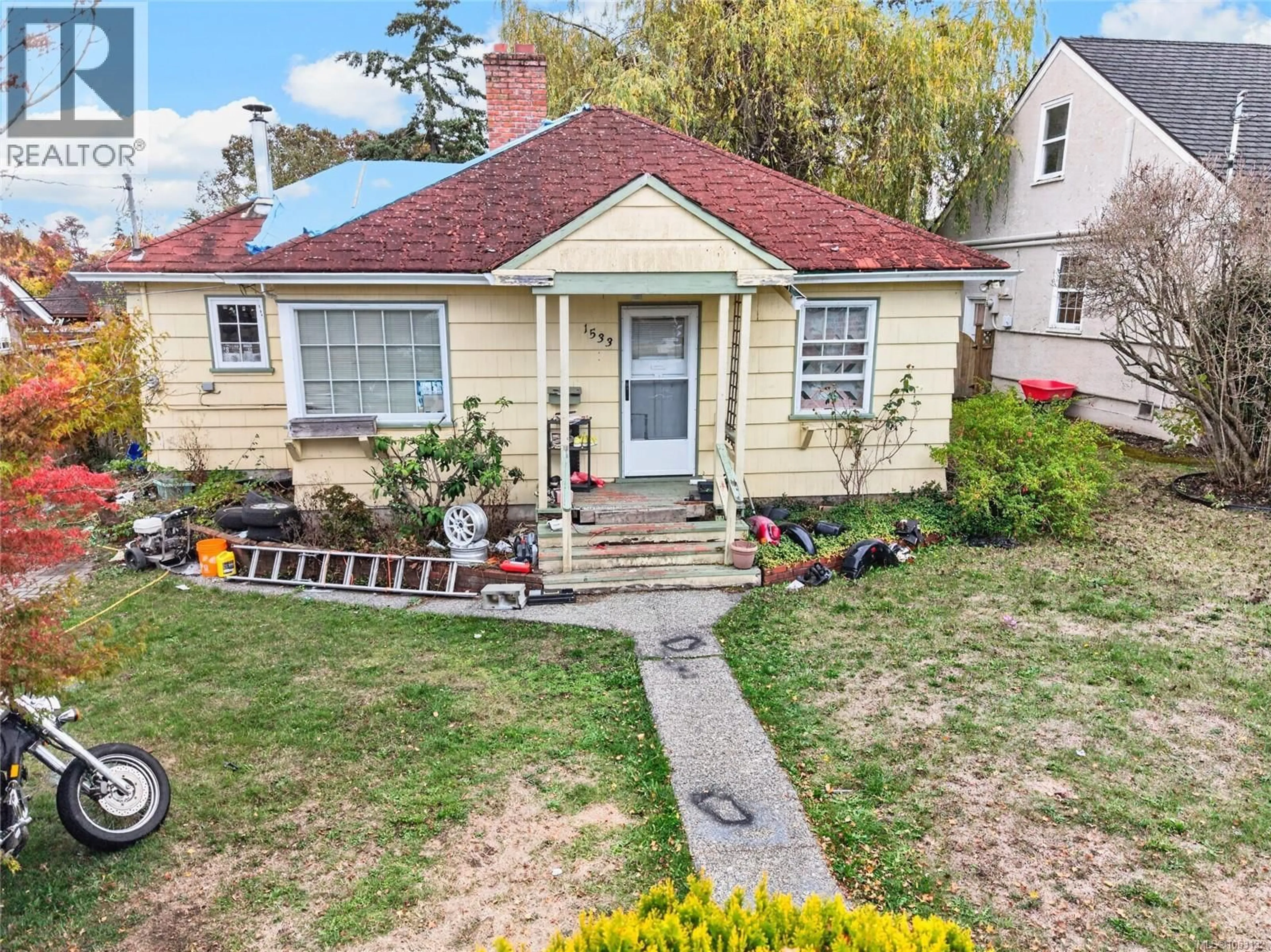 A pic from outside/outdoor area/front of a property/back of a property/a pic from drone, street for 1533 OAKLAND AVENUE, Victoria British Columbia V8T2L1