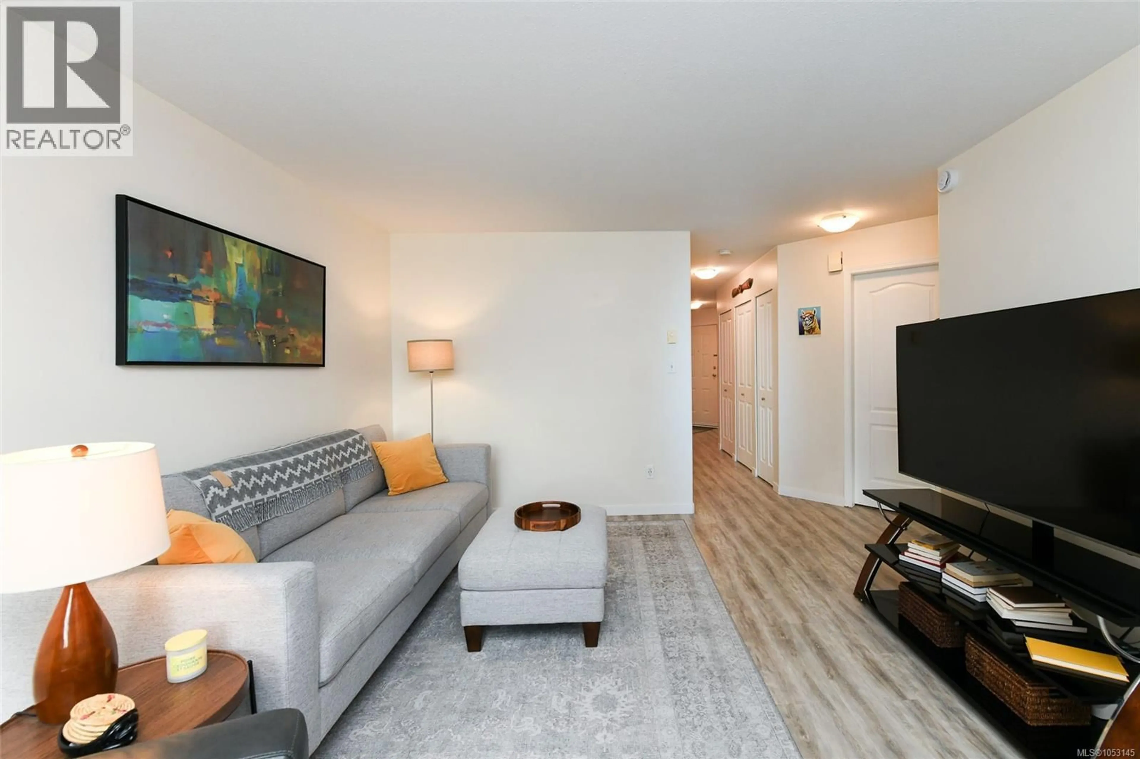 Living room with furniture, wood/laminate floor for 111 - 130 BACK ROAD, Courtenay British Columbia V9N3W6