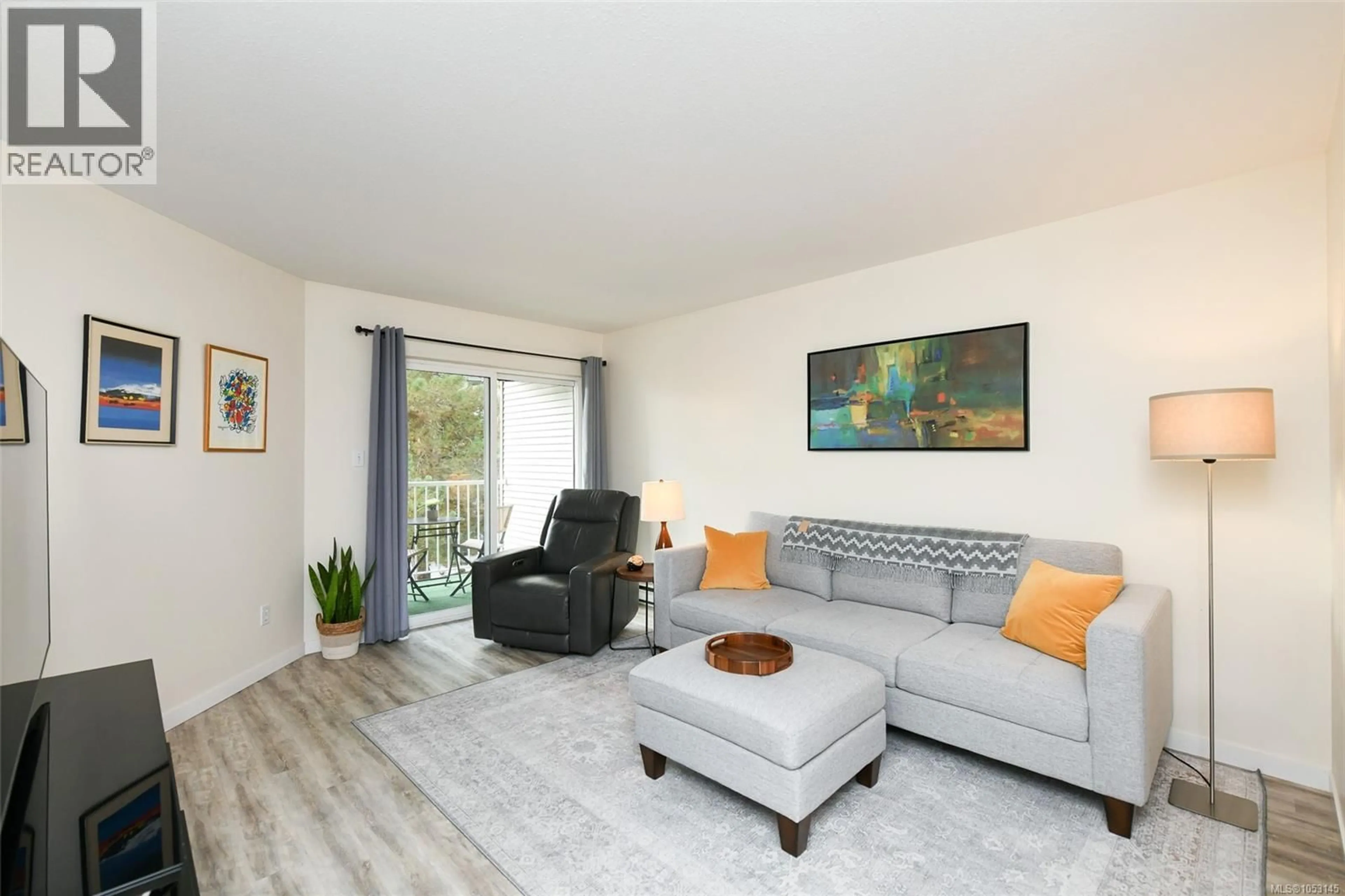 Living room with furniture, wood/laminate floor for 111 - 130 BACK ROAD, Courtenay British Columbia V9N3W6