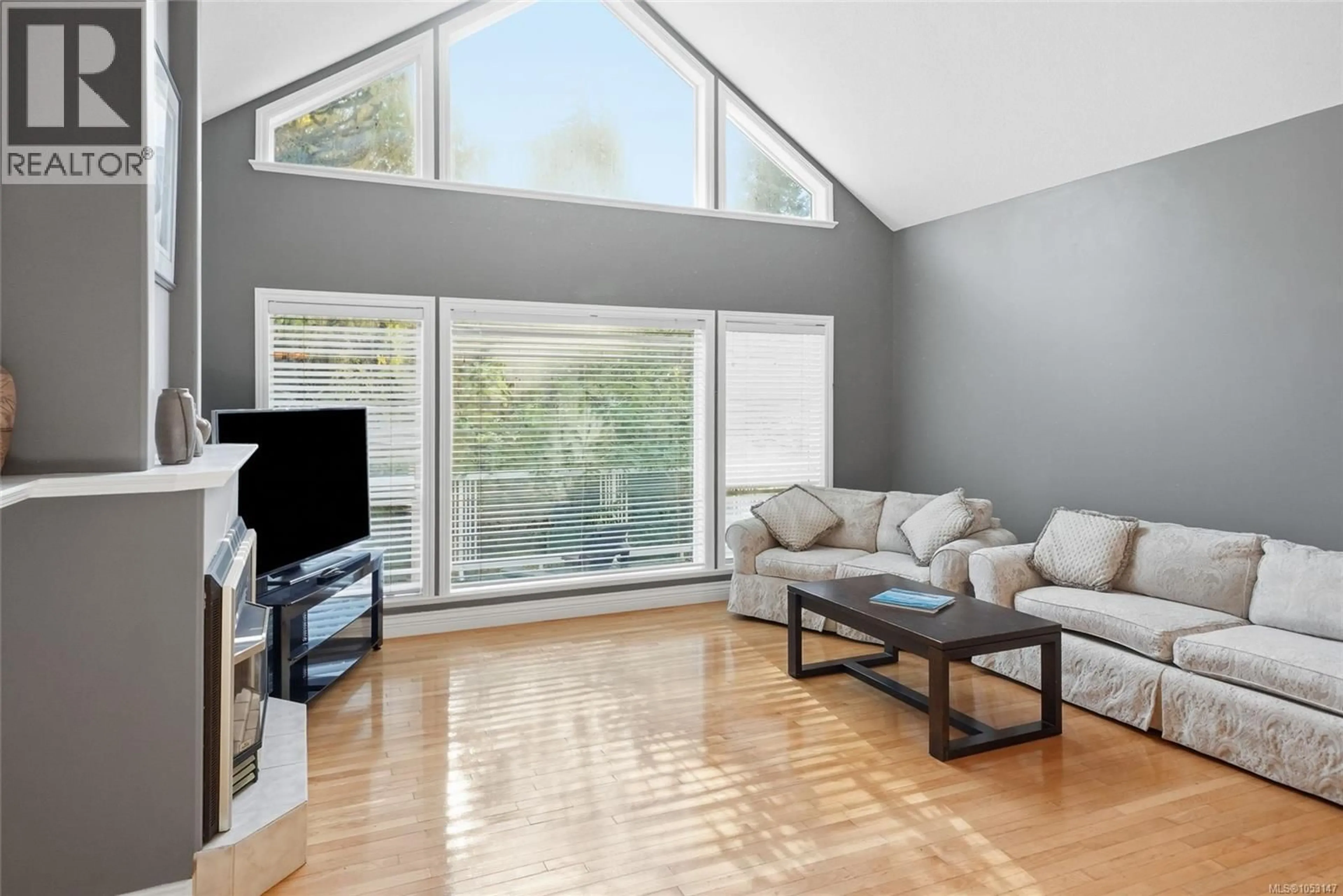 Living room with furniture, wood/laminate floor for 2910 RAVEN HILL ROAD, Nanaimo British Columbia V9X1N7