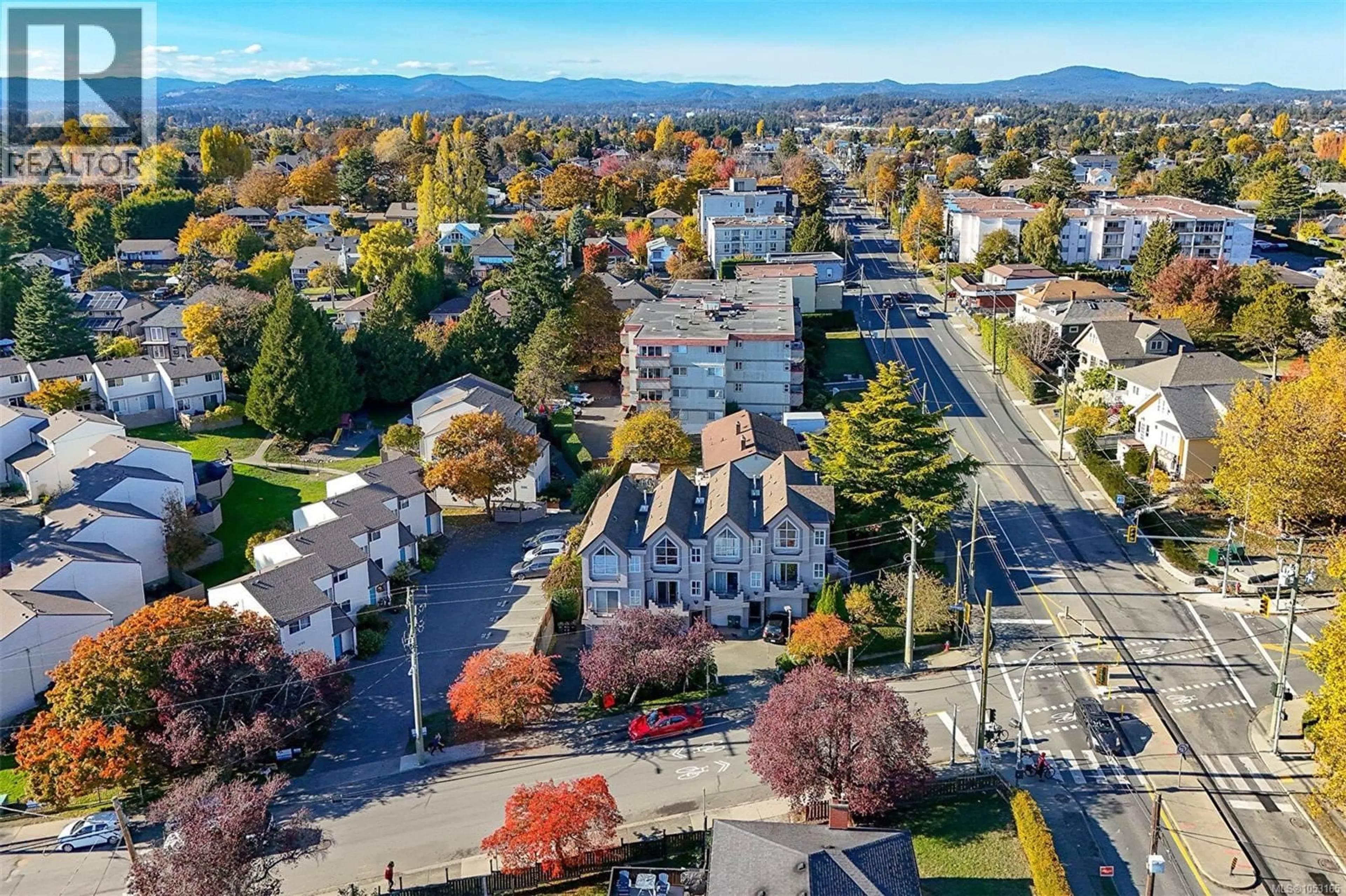 A pic from outside/outdoor area/front of a property/back of a property/a pic from drone, unknown for 3150 WASHINGTON AVENUE, Victoria British Columbia V9A1P6