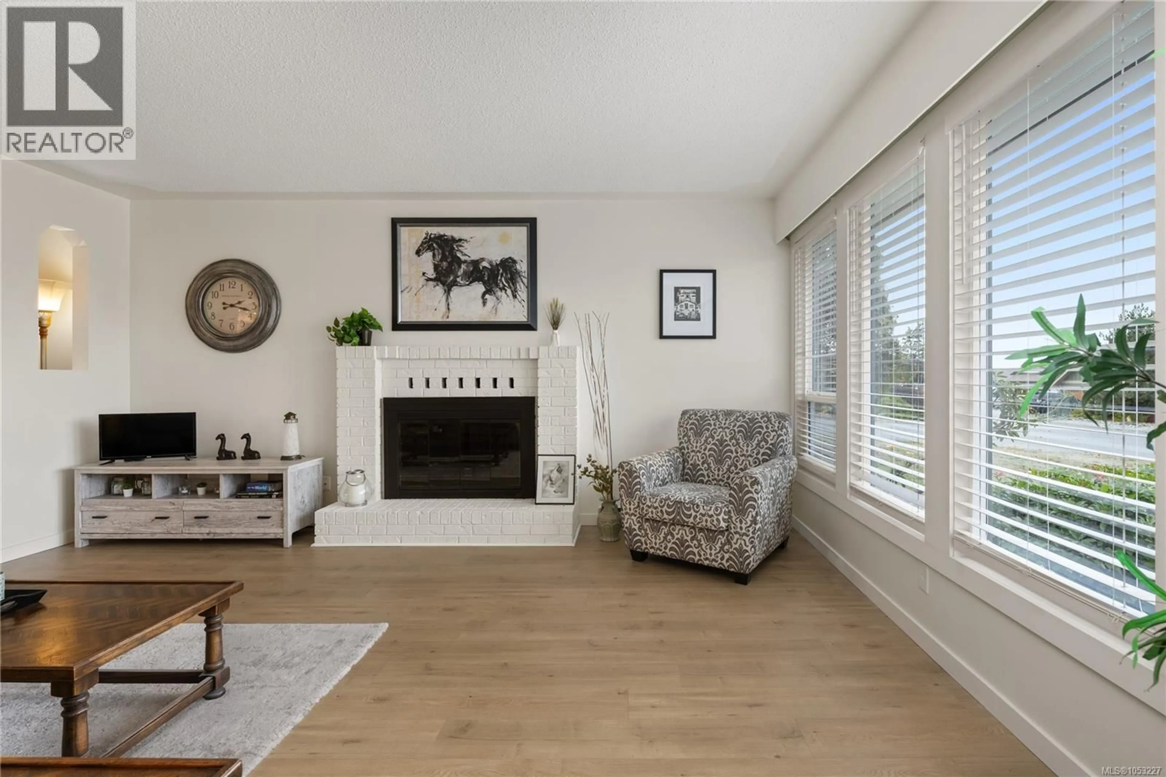 Living room with furniture, wood/laminate floor for 601 BELLE VIEW PLACE, Nanaimo British Columbia V9V1B4