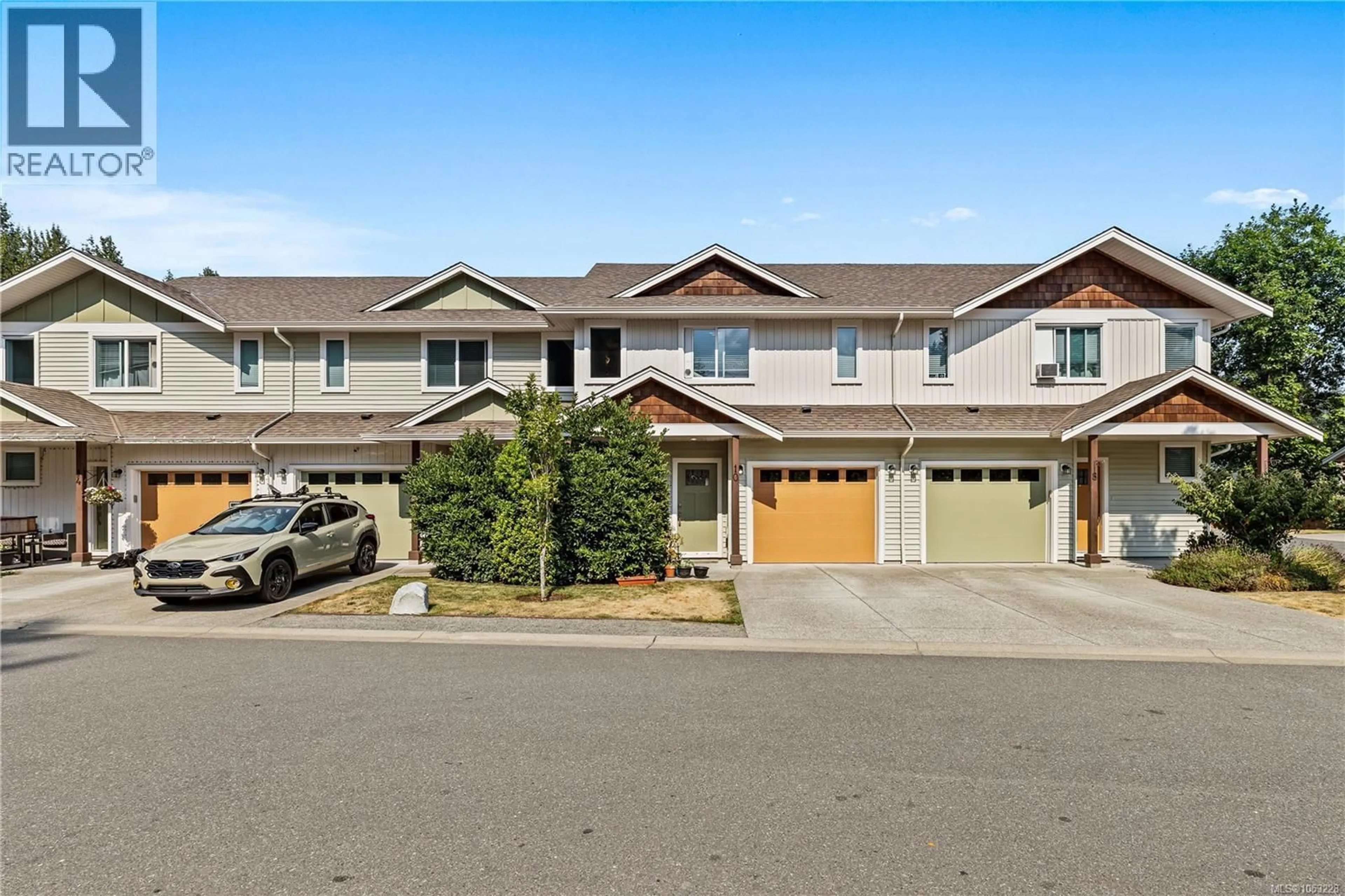 Home with vinyl exterior material, street for 10 - 2109 13TH STREET, Courtenay British Columbia V9N0B1