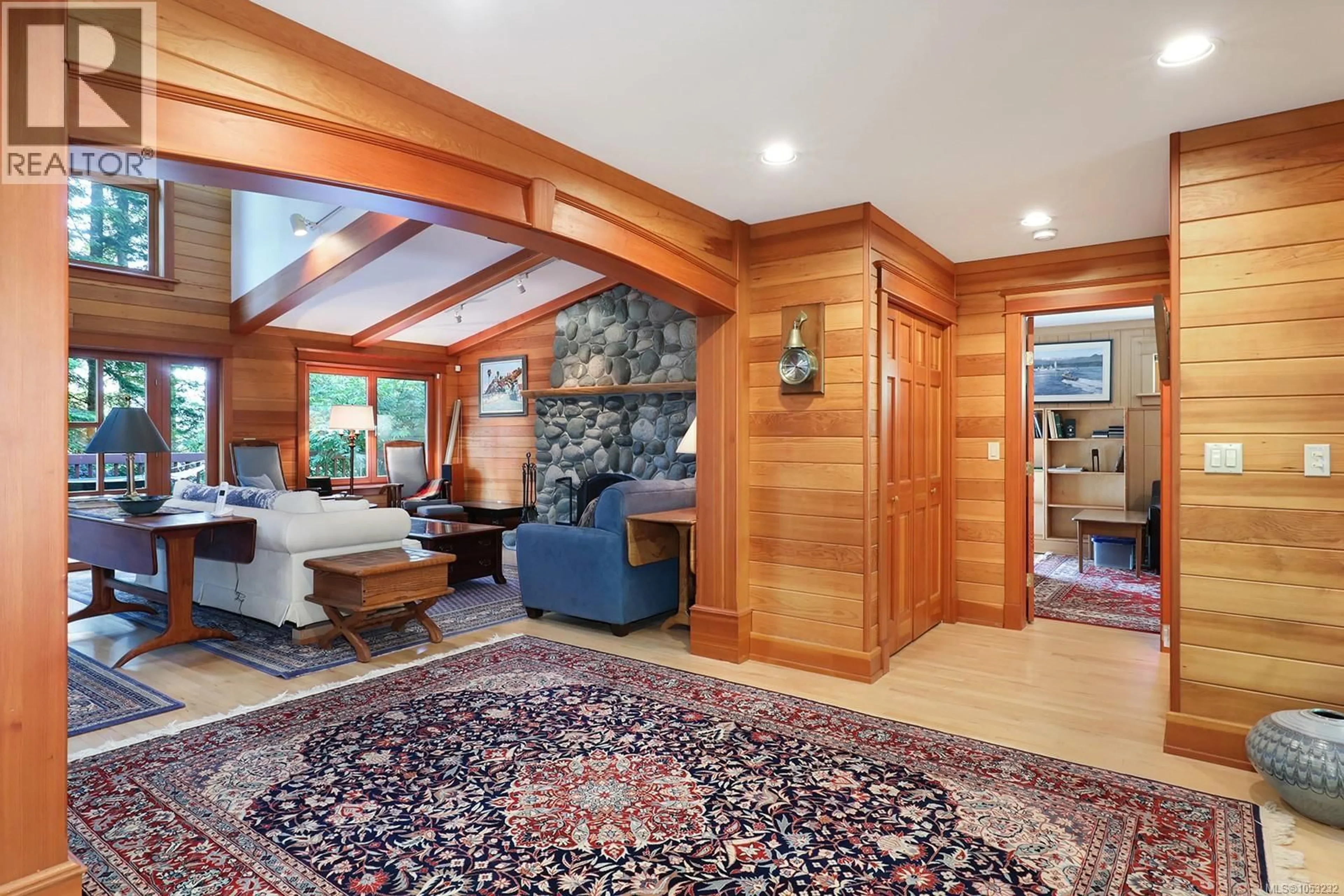 Indoor foyer for 1717 GLEN URQUHART DRIVE, Courtenay British Columbia V9N3Y3