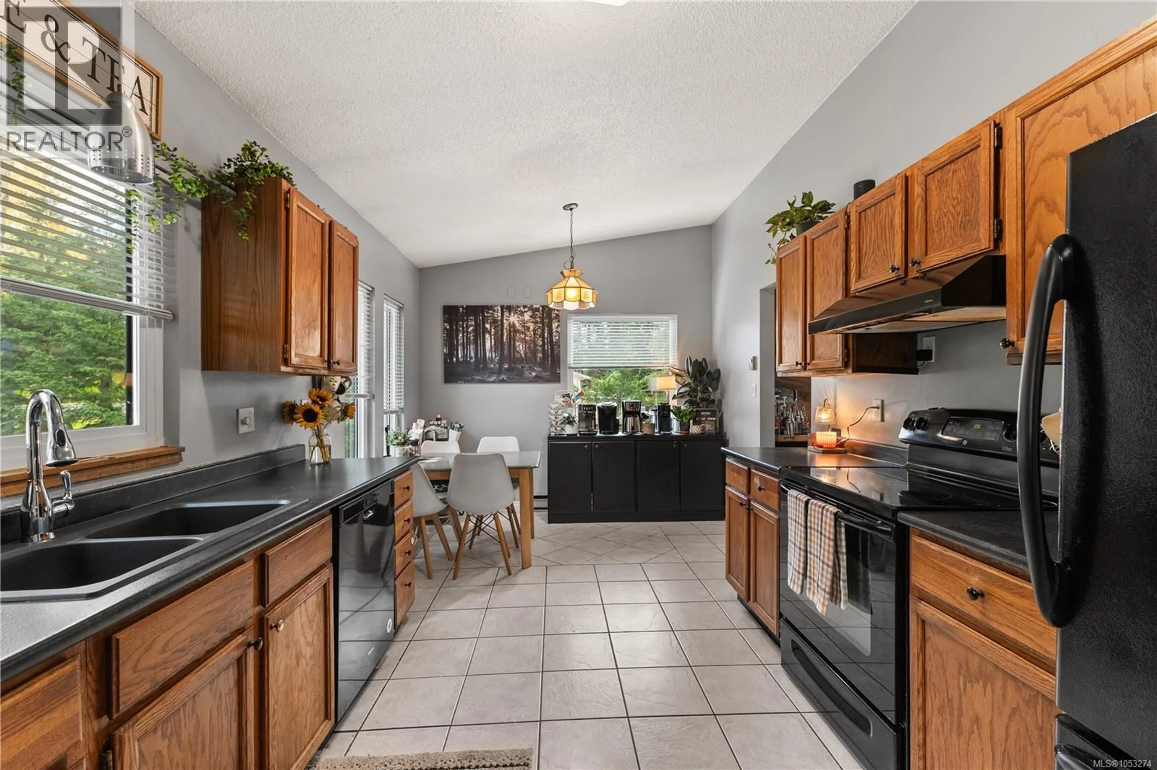 Open concept kitchen, ceramic/tile floor for 1514 STAG ROAD, Campbell River British Columbia V9W6E4