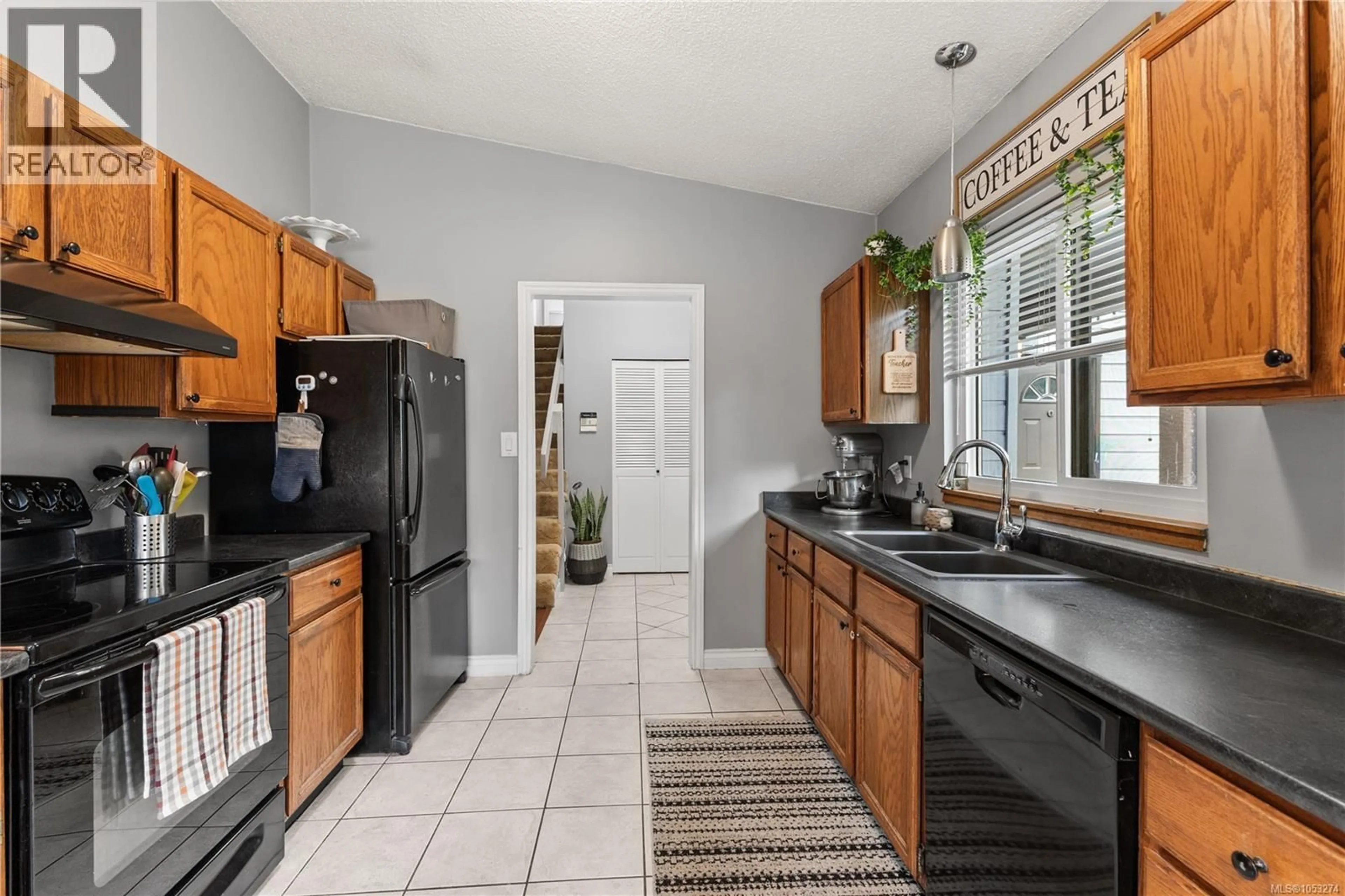 Standard kitchen, ceramic/tile floor for 1514 STAG ROAD, Campbell River British Columbia V9W6E4