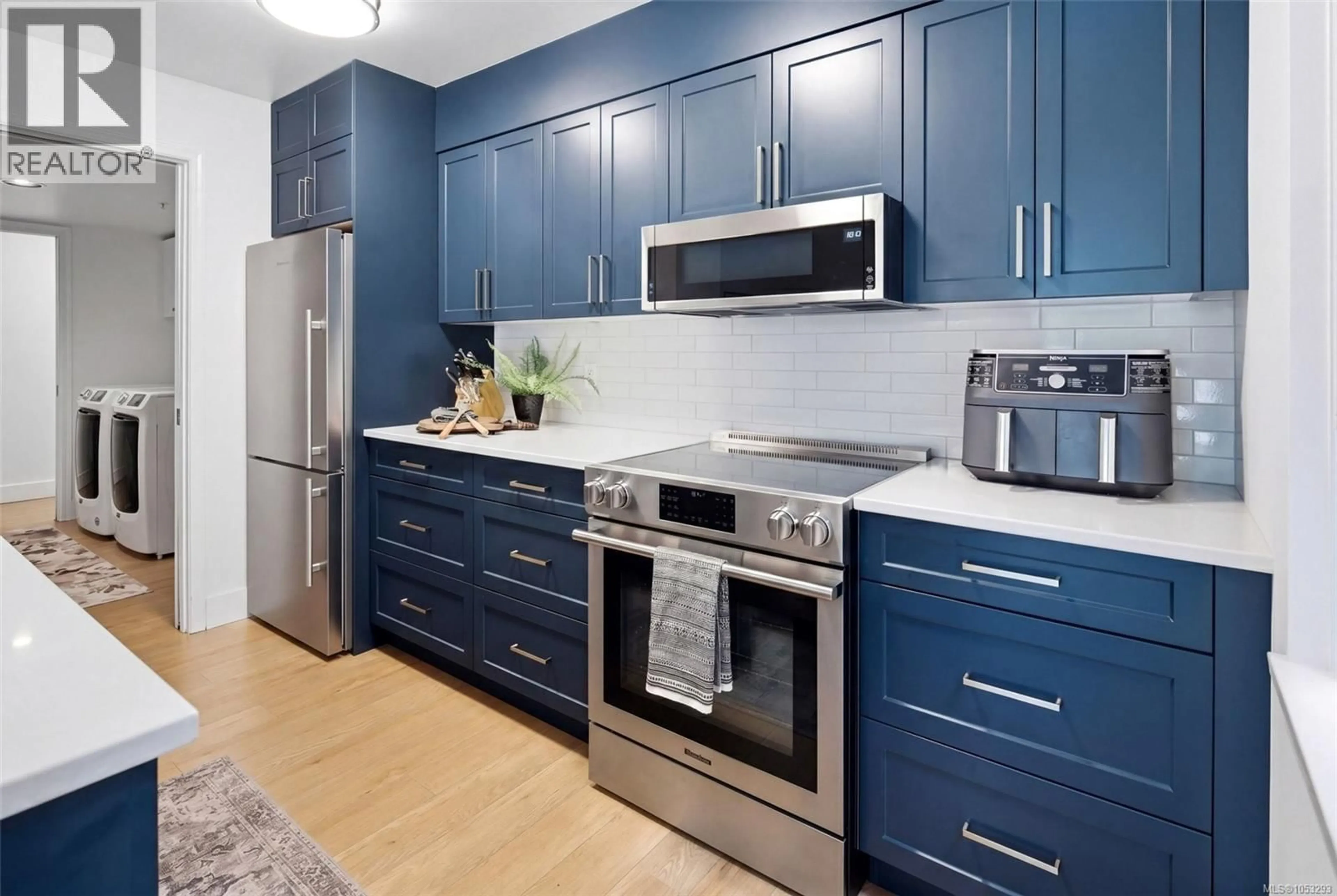 Contemporary kitchen, unknown for 209 - 5110 CORDOVA BAY ROAD, Saanich British Columbia V8Y2K5