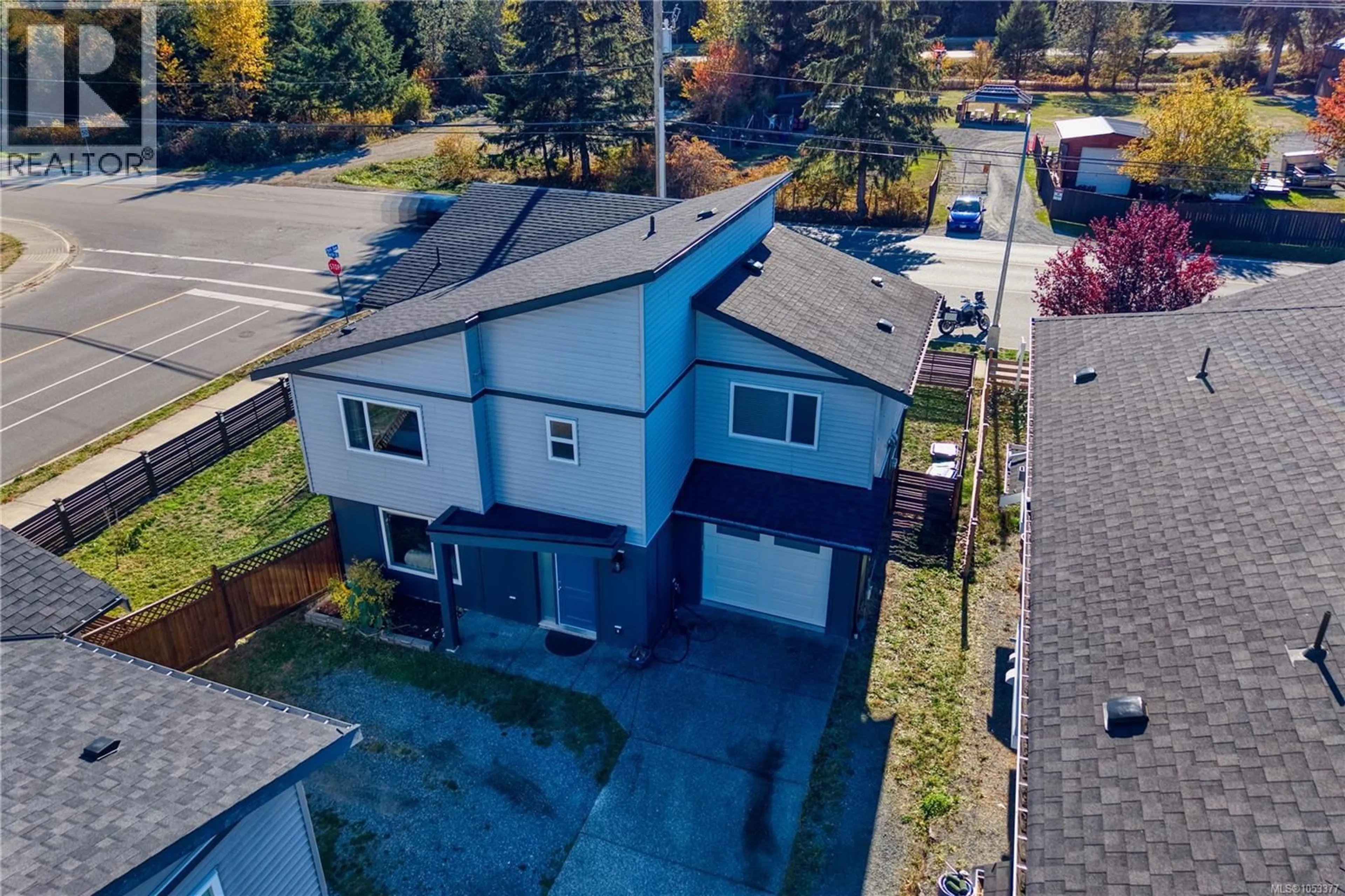 A pic from outside/outdoor area/front of a property/back of a property/a pic from drone, street for 400 10TH STREET, Nanaimo British Columbia V9R1A1