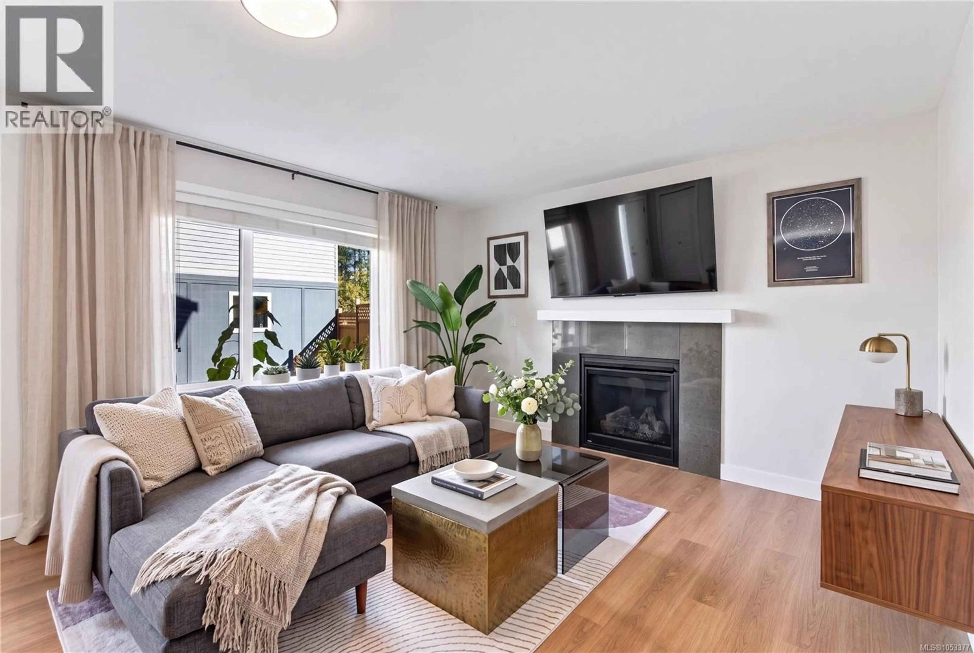 Living room with furniture, wood/laminate floor for 400 10TH STREET, Nanaimo British Columbia V9R1A1