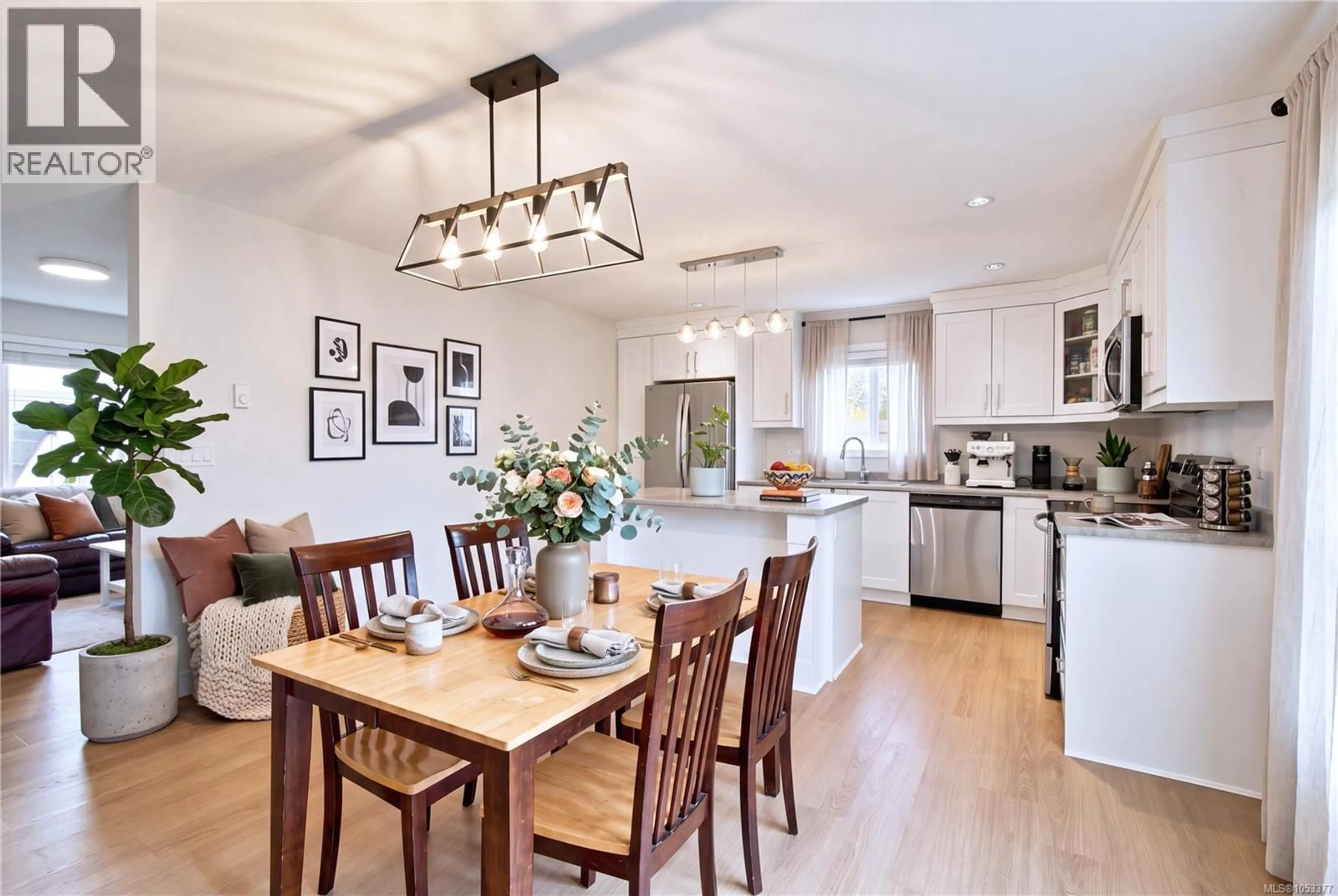 Open concept kitchen, wood/laminate floor for 400 10TH STREET, Nanaimo British Columbia V9R1A1