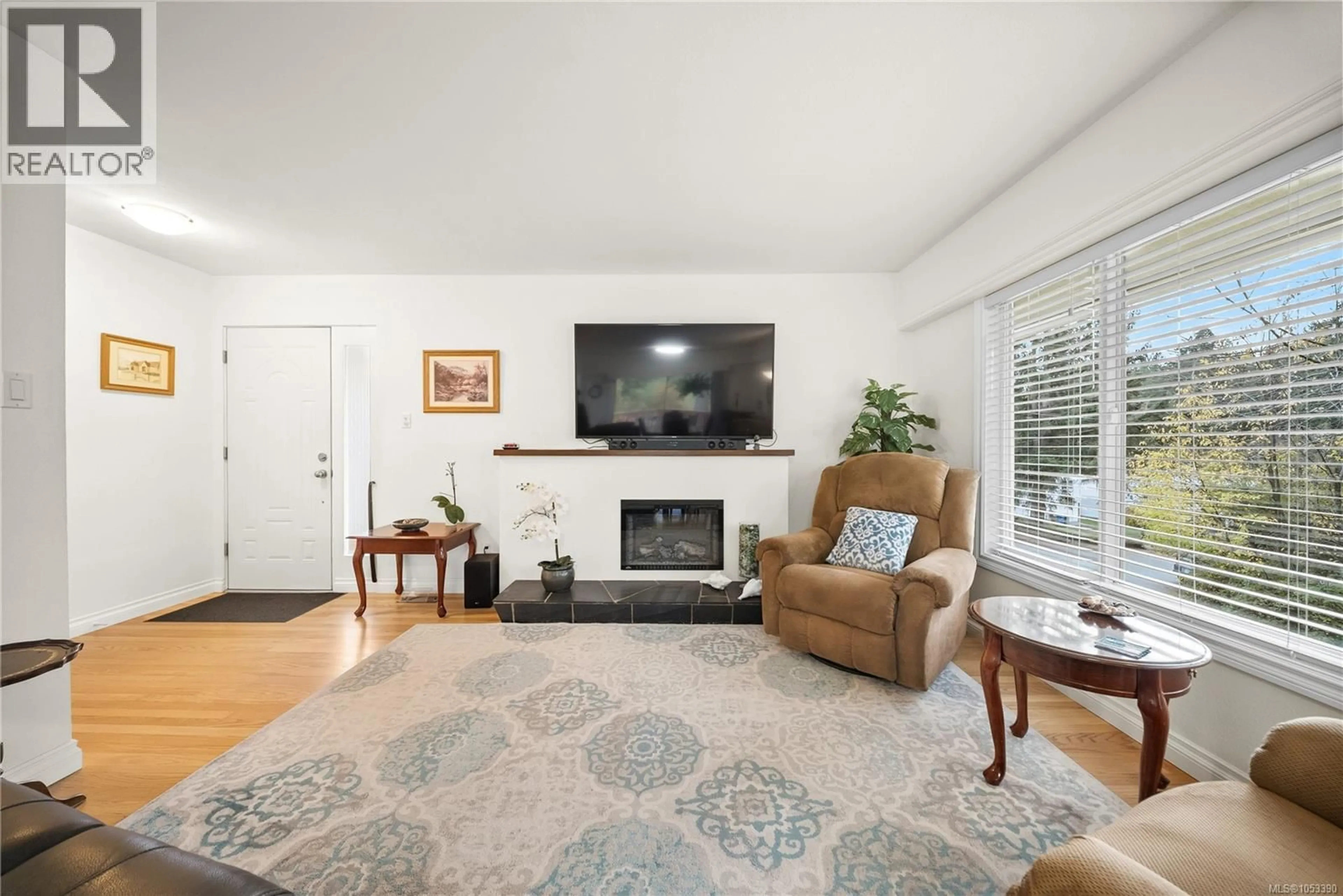 Living room with furniture, unknown for 417 GIRVIN AVENUE, Nanaimo British Columbia V9S4W7
